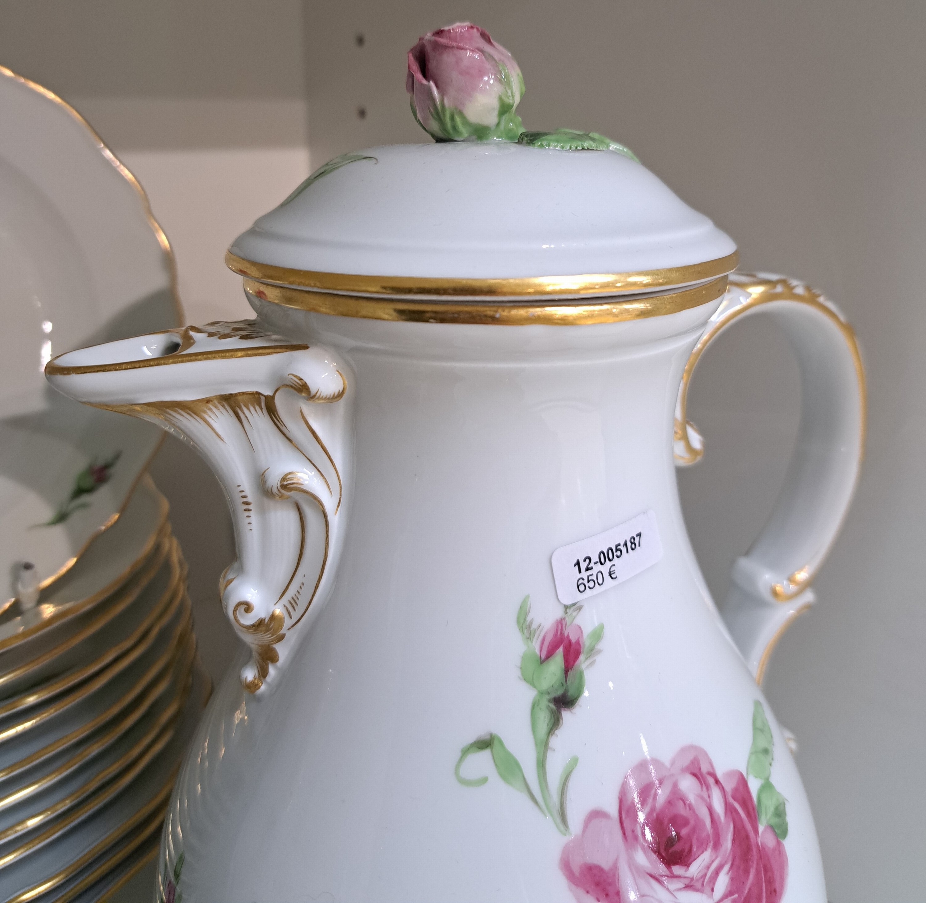 Detail b: Kaffeeservice für 12 Personen, Meissen, Dekor Rote Rose, Porzellan, Goldrand, Kaffeekanne, Zuckerdose und Milchkanne, 12 Tassen (2x 2. Wahl) mit UT, ...