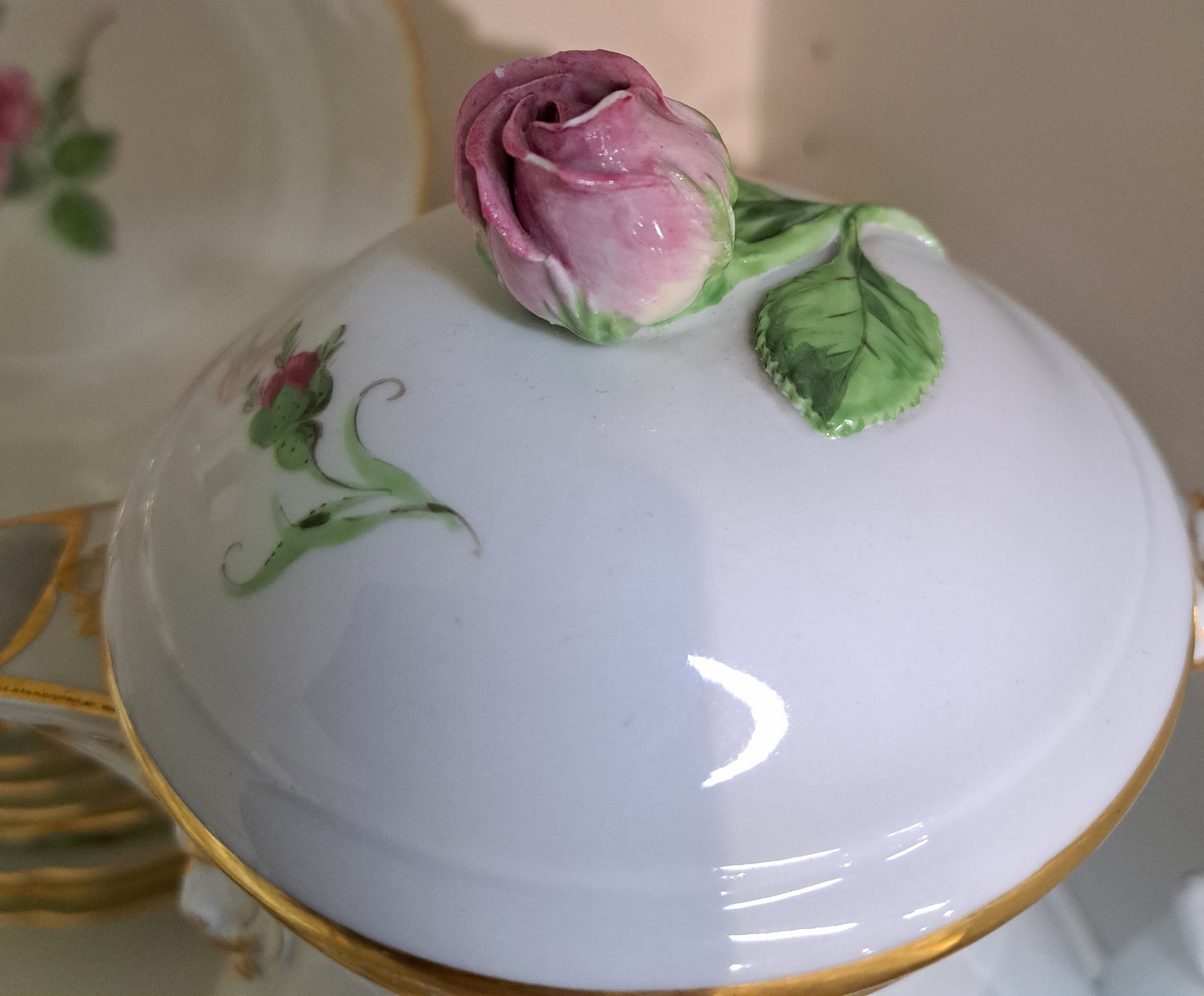 Detail c: Kaffeeservice für 12 Personen, Meissen, Dekor Rote Rose, Porzellan, Goldrand, Kaffeekanne, Zuckerdose und Milchkanne, 12 Tassen (2x 2. Wahl) mit UT, ...