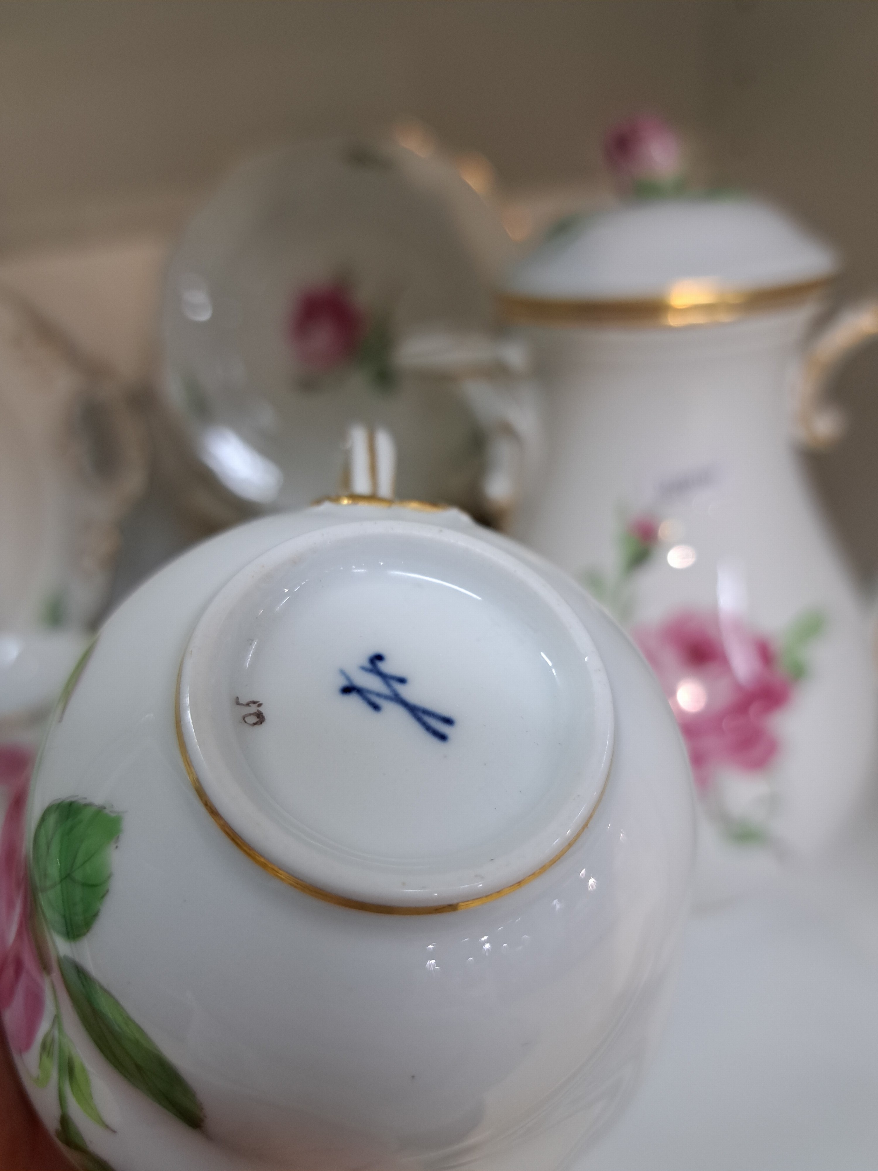 Detail d: Kaffeeservice für 12 Personen, Meissen, Dekor Rote Rose, Porzellan, Goldrand, Kaffeekanne, Zuckerdose und Milchkanne, 12 Tassen (2x 2. Wahl) mit UT, ...