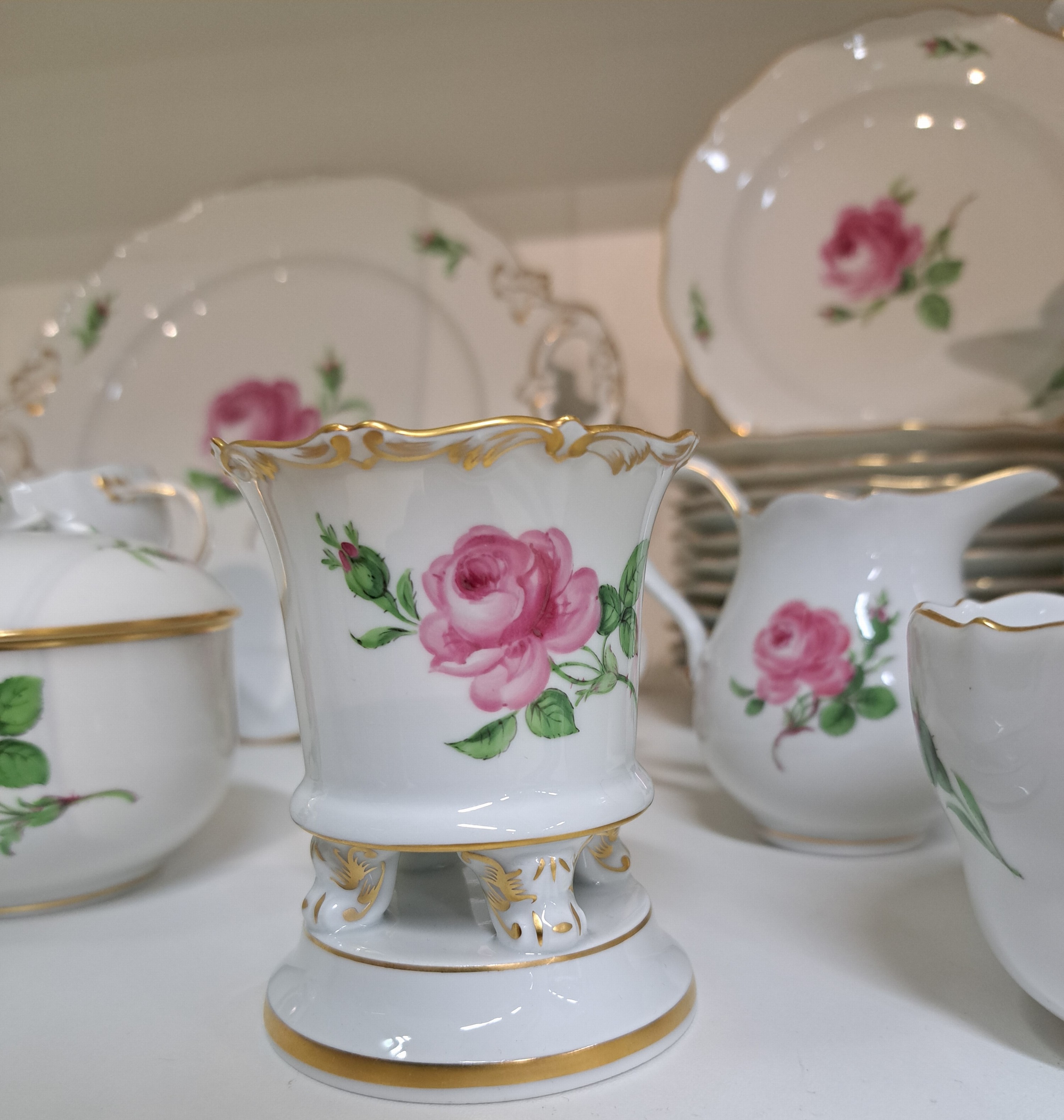 Detail e: Kaffeeservice für 12 Personen, Meissen, Dekor Rote Rose, Porzellan, Goldrand, Kaffeekanne, Zuckerdose und Milchkanne, 12 Tassen (2x 2. Wahl) mit UT, ...