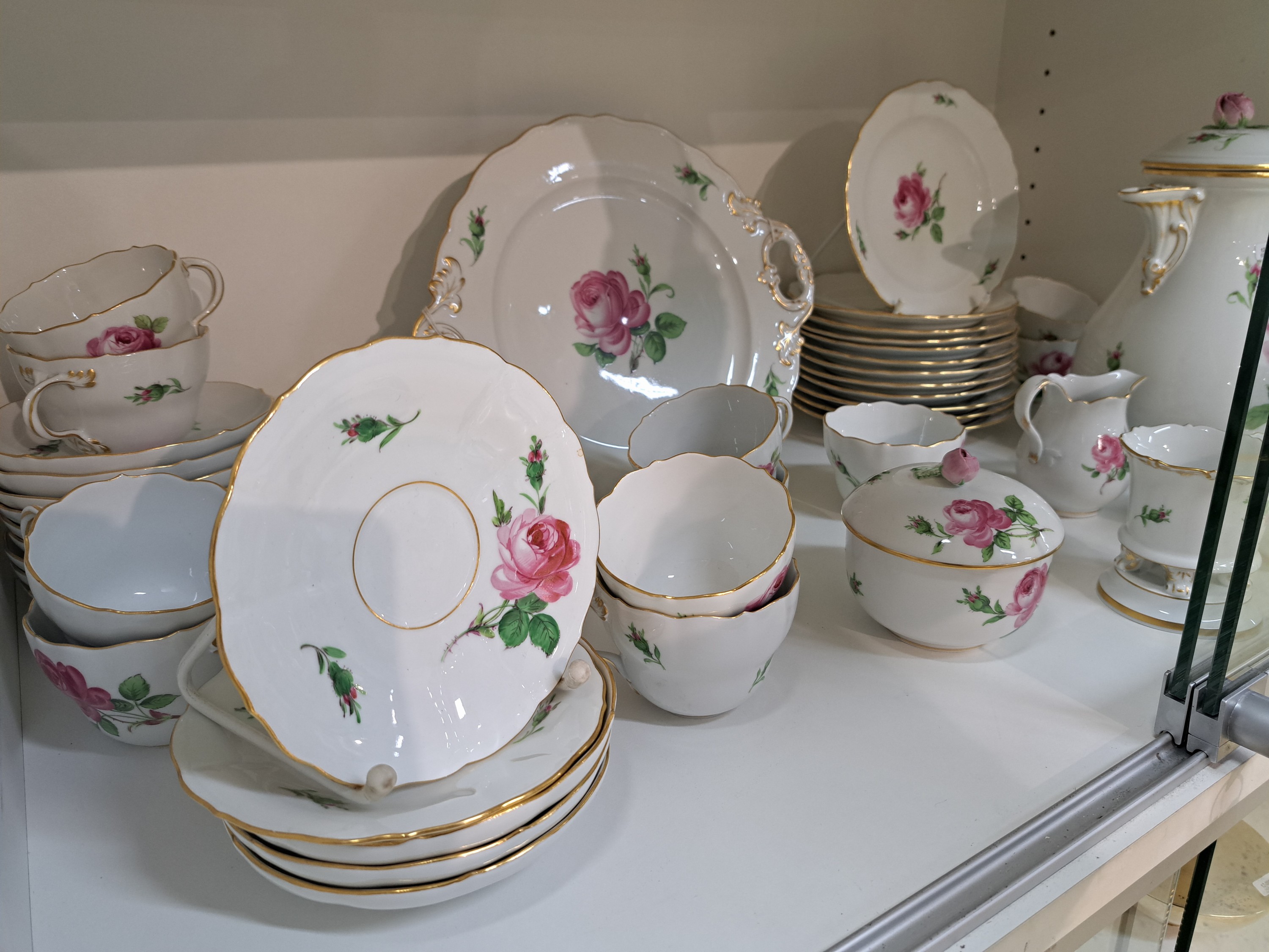 Detail f: Kaffeeservice für 12 Personen, Meissen, Dekor Rote Rose, Porzellan, Goldrand, Kaffeekanne, Zuckerdose und Milchkanne, 12 Tassen (2x 2. Wahl) mit UT, ...