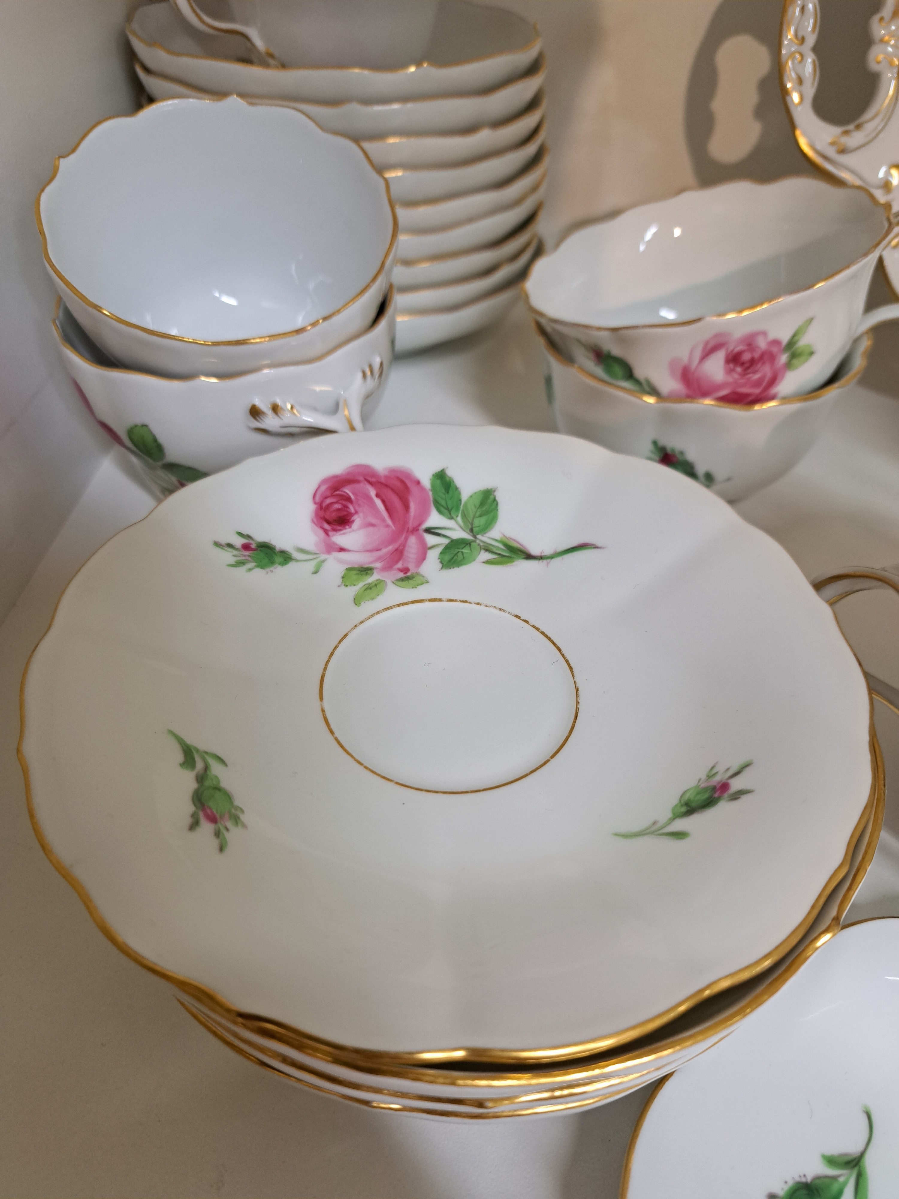 Detail g: Kaffeeservice für 12 Personen, Meissen, Dekor Rote Rose, Porzellan, Goldrand, Kaffeekanne, Zuckerdose und Milchkanne, 12 Tassen (2x 2. Wahl) mit UT, ...