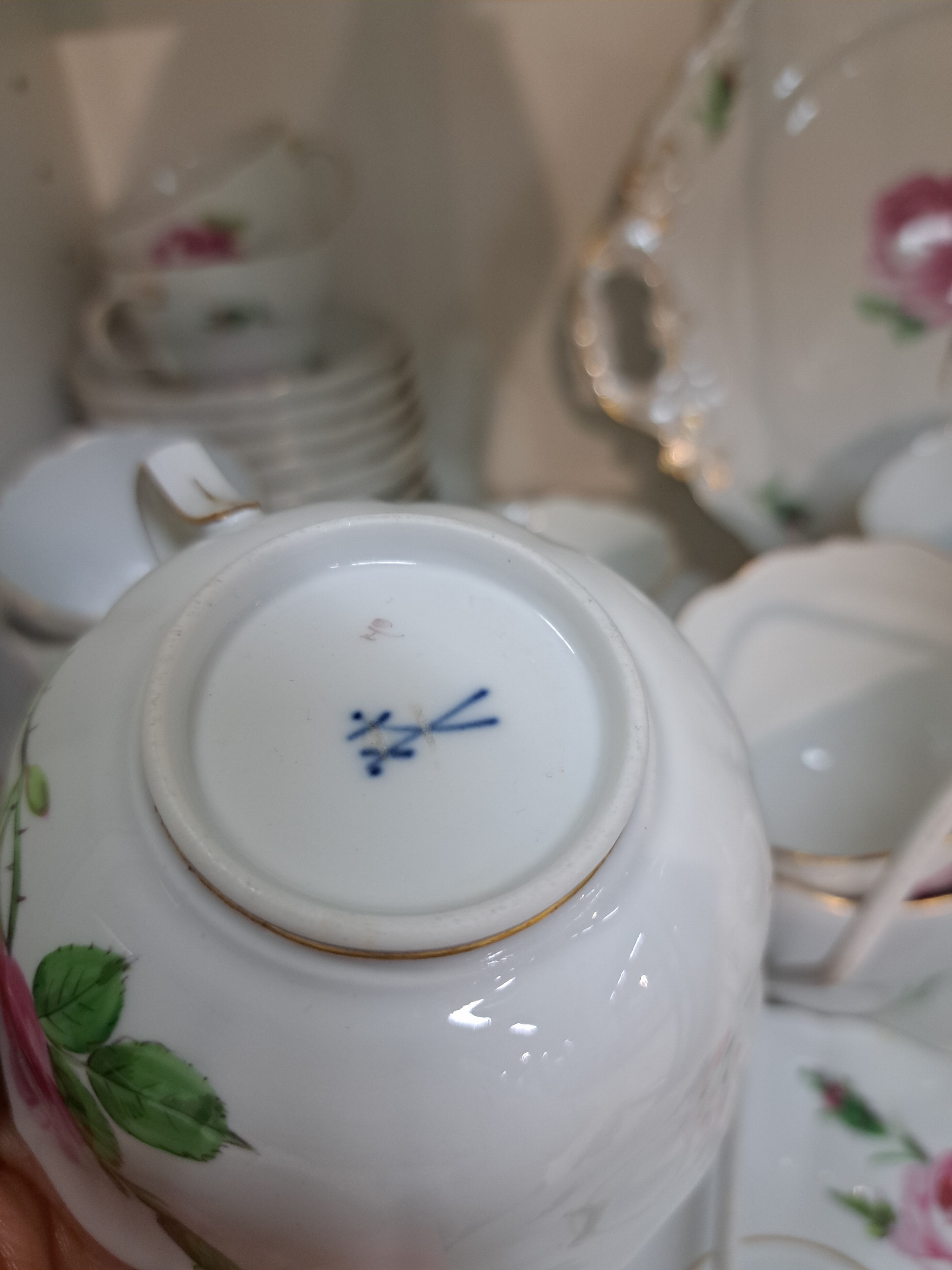 Detail h: Kaffeeservice für 12 Personen, Meissen, Dekor Rote Rose, Porzellan, Goldrand, Kaffeekanne, Zuckerdose und Milchkanne, 12 Tassen (2x 2. Wahl) mit UT, ...