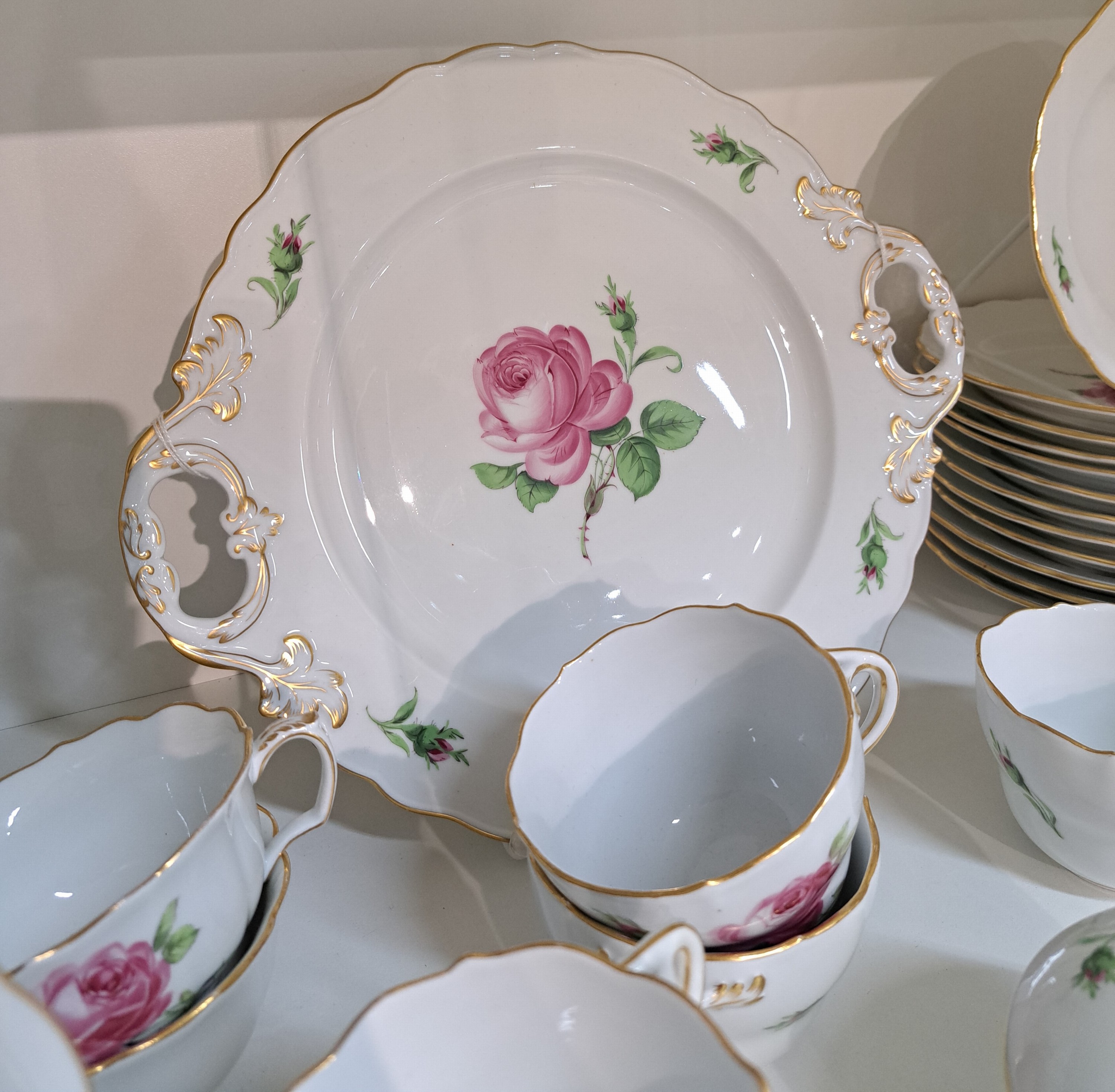 Detail i: Kaffeeservice für 12 Personen, Meissen, Dekor Rote Rose, Porzellan, Goldrand, Kaffeekanne, Zuckerdose und Milchkanne, 12 Tassen (2x 2. Wahl) mit UT, ...