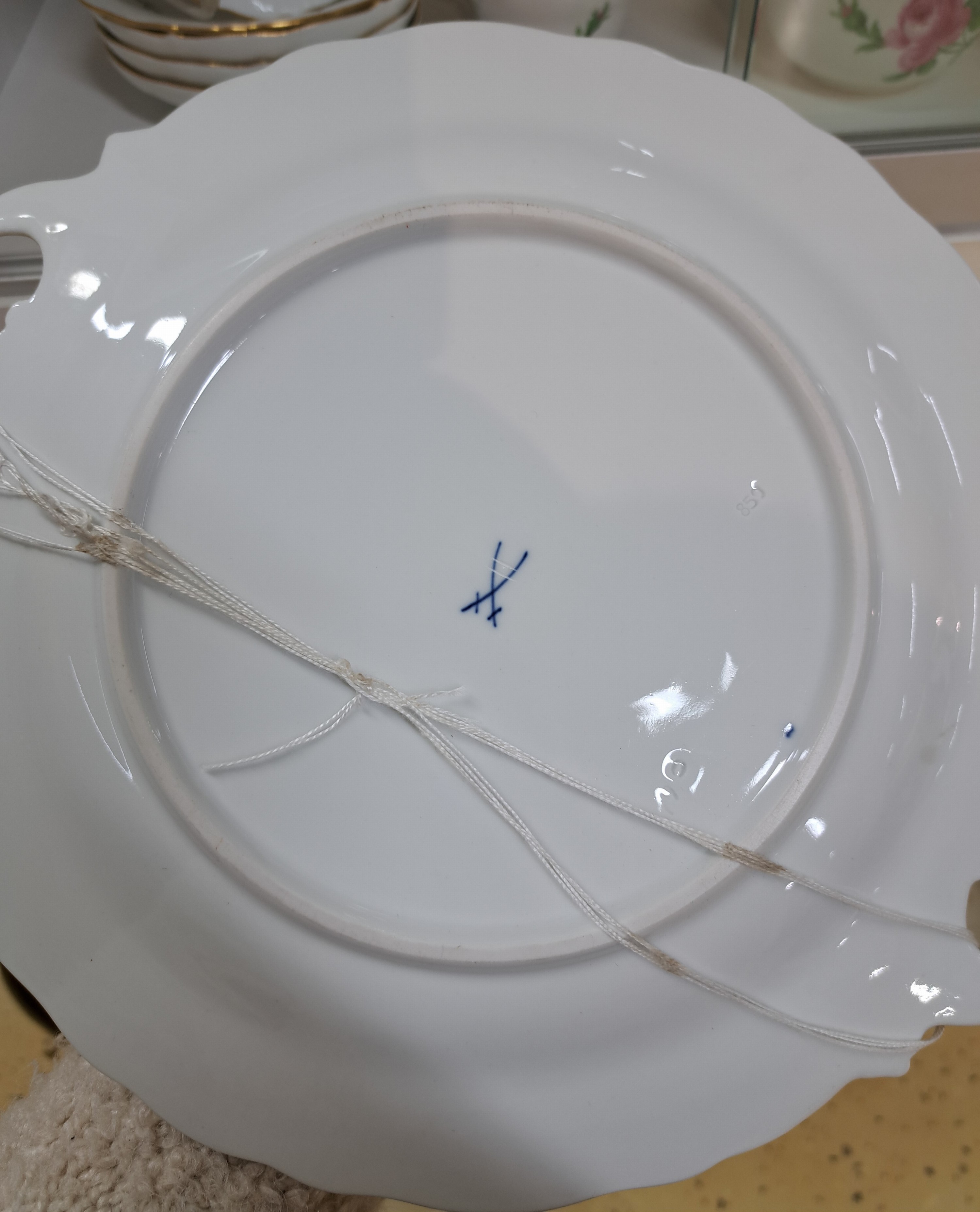 Detail j: Kaffeeservice für 12 Personen, Meissen, Dekor Rote Rose, Porzellan, Goldrand, Kaffeekanne, Zuckerdose und Milchkanne, 12 Tassen (2x 2. Wahl) mit UT, ...