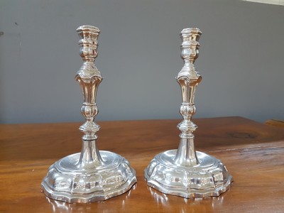 27011677a - Barockes Leuchterpaar, Frankfurt a.M., Mitte 18.Jh., Silber, godroniert, Marken ...