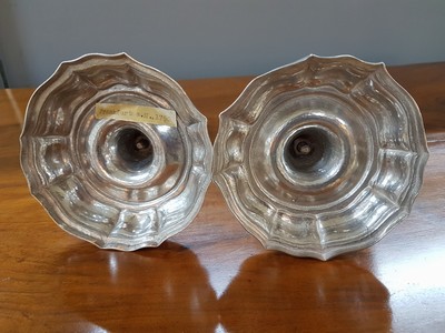 27011677d - Barockes Leuchterpaar, Frankfurt a.M., Mitte 18.Jh., Silber, godroniert, Marken ...