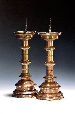 Image Paar große Scheibenleucher, Barock, 18. Jh., Bronze, stufiger Rundfuß mit gewulstetem ...