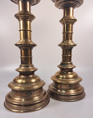 27011681c - Paar große Scheibenleucher, Barock, 18. Jh., Bronze, stufiger Rundfuß mit gewulstetem ...