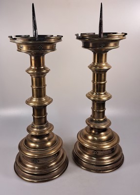 27011681d - Paar große Scheibenleucher, Barock, 18. Jh., Bronze, stufiger Rundfuß mit gewulstetem ...