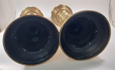 27011681e - Paar große Scheibenleucher, Barock, 18. Jh., Bronze, stufiger Rundfuß mit gewulstetem ...