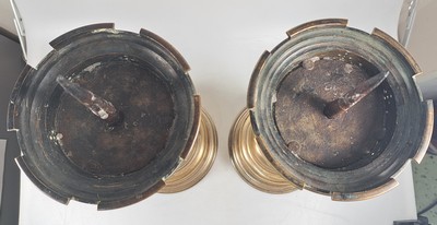 27011681f - Paar große Scheibenleucher, Barock, 18. Jh., Bronze, stufiger Rundfuß mit gewulstetem ...