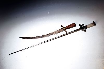 Image Hirschfänger und Degen, 18./19. Jh., Hirschfänger mit kanneliertem Buchbaumgriff, ...