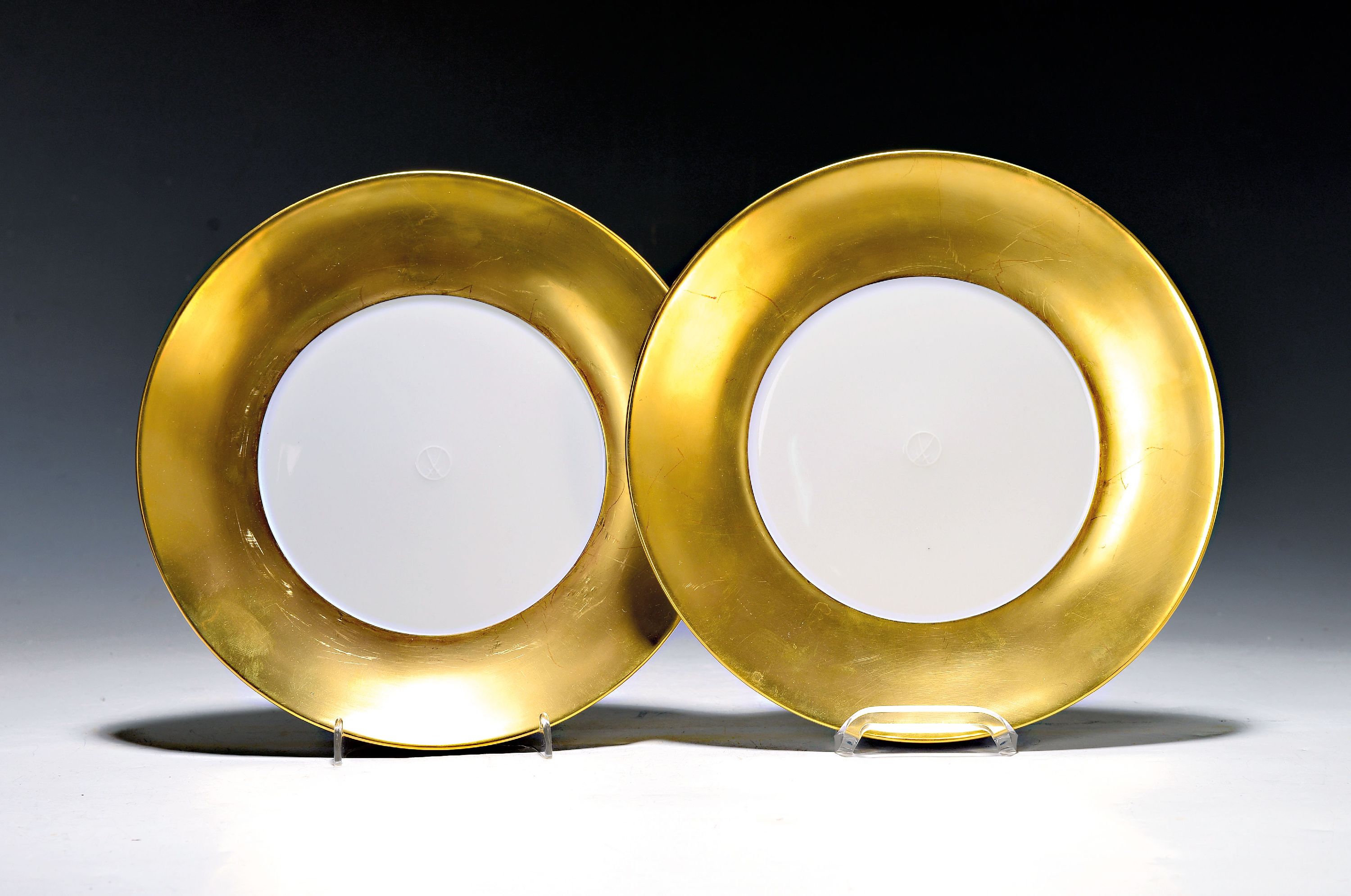 Image 27011701 - 2 Teller, Meissen, 20. Jh., Porzellan, mittig reliefierte Schwertermarke, Fahne ganz ...