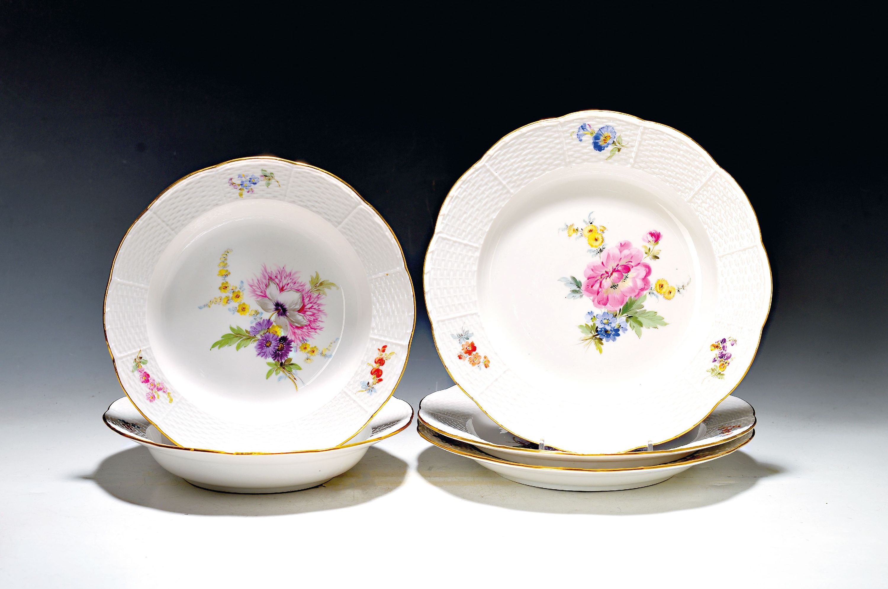 Image 27011703 - 3 tiefe und 2 flache Teller, Meissen, um 1880-90, 1. Wahl, korbartig reliefierter Rand, ...