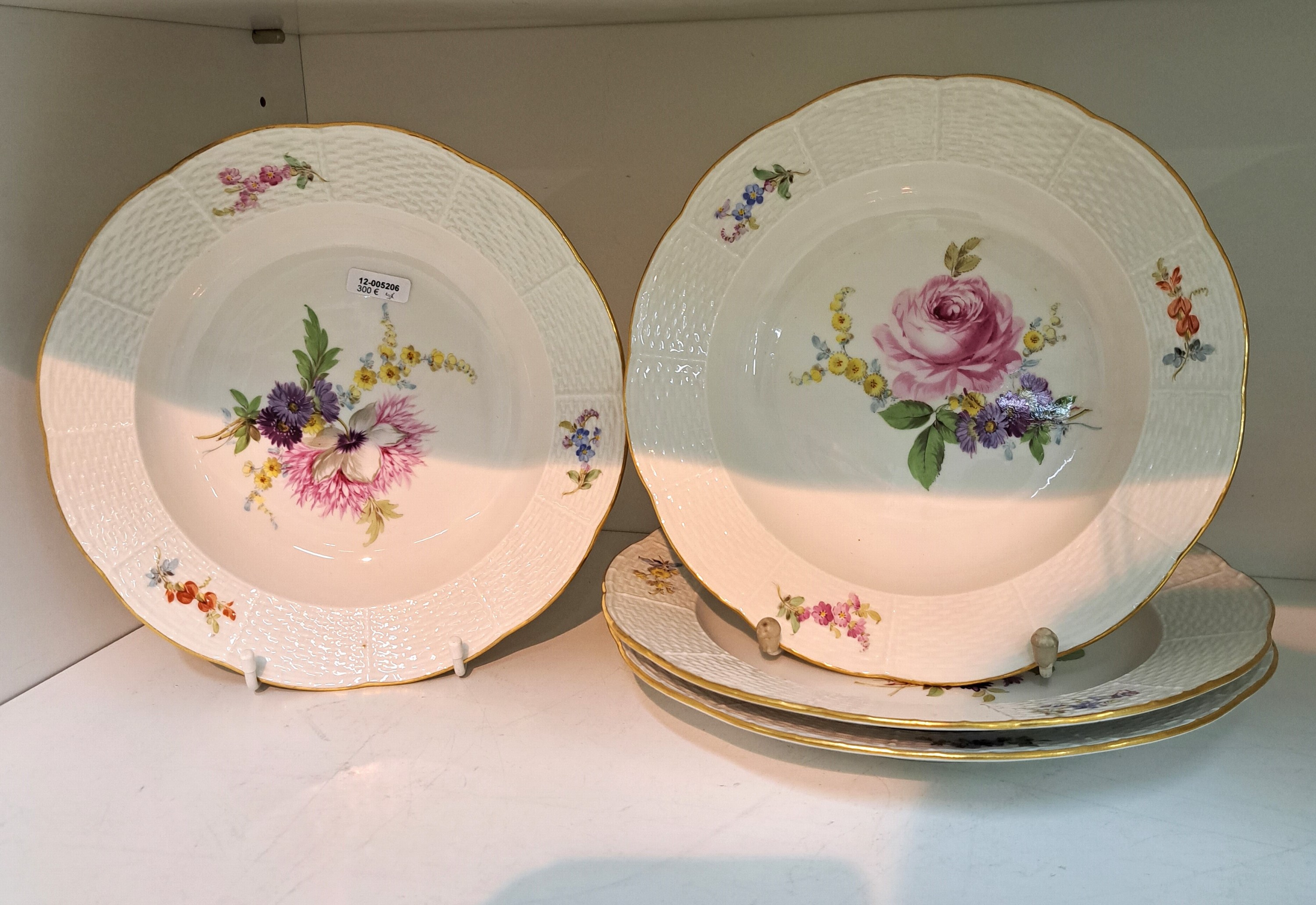 Detail a: 3 tiefe und 2 flache Teller, Meissen, um 1880-90, 1. Wahl, korbartig reliefierter Rand, feine bunte Blumenmalerei, D. ca. 25.5 bzw 23cm