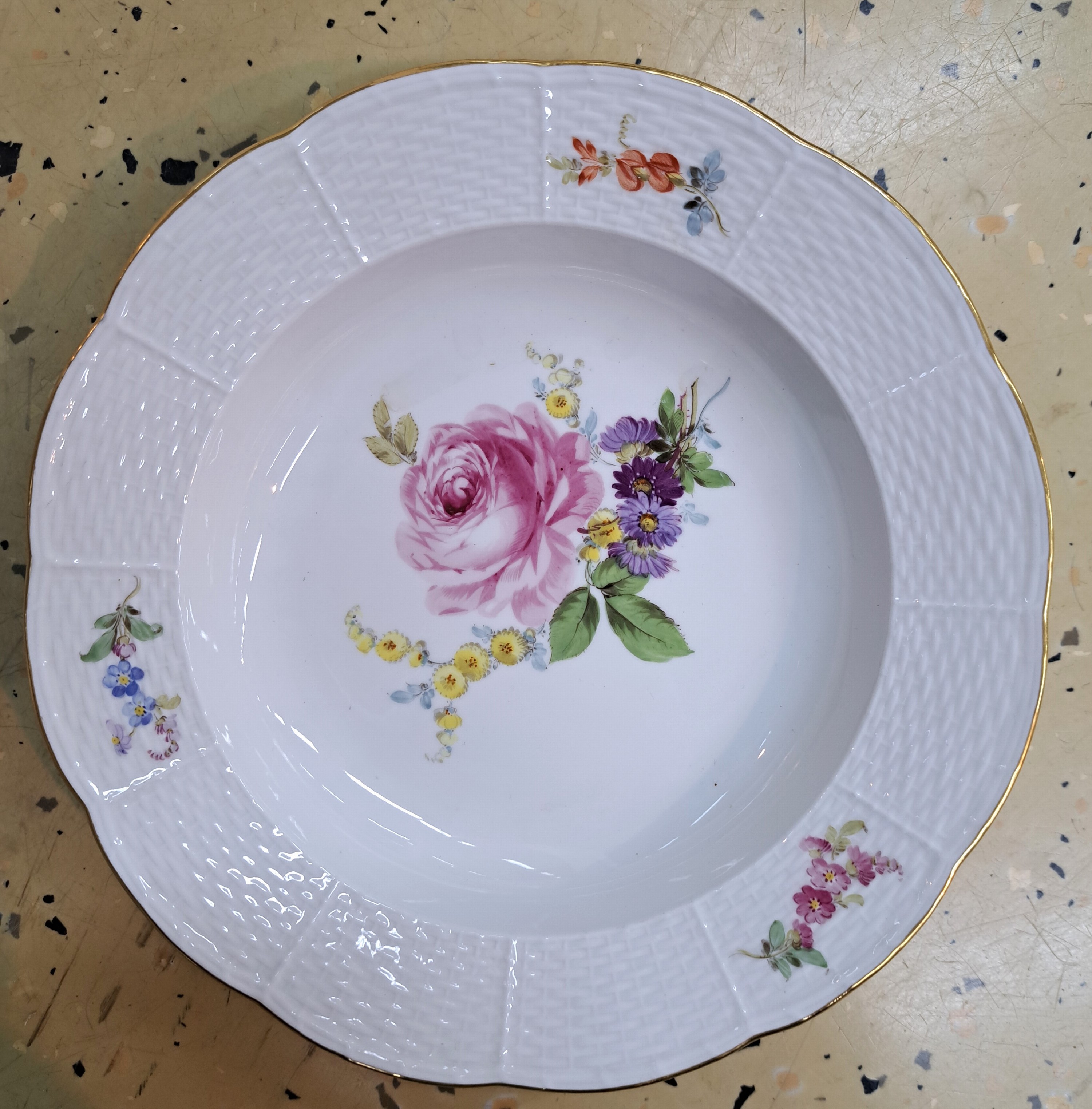 Detail b: 3 tiefe und 2 flache Teller, Meissen, um 1880-90, 1. Wahl, korbartig reliefierter Rand, feine bunte Blumenmalerei, D. ca. 25.5 bzw 23cm