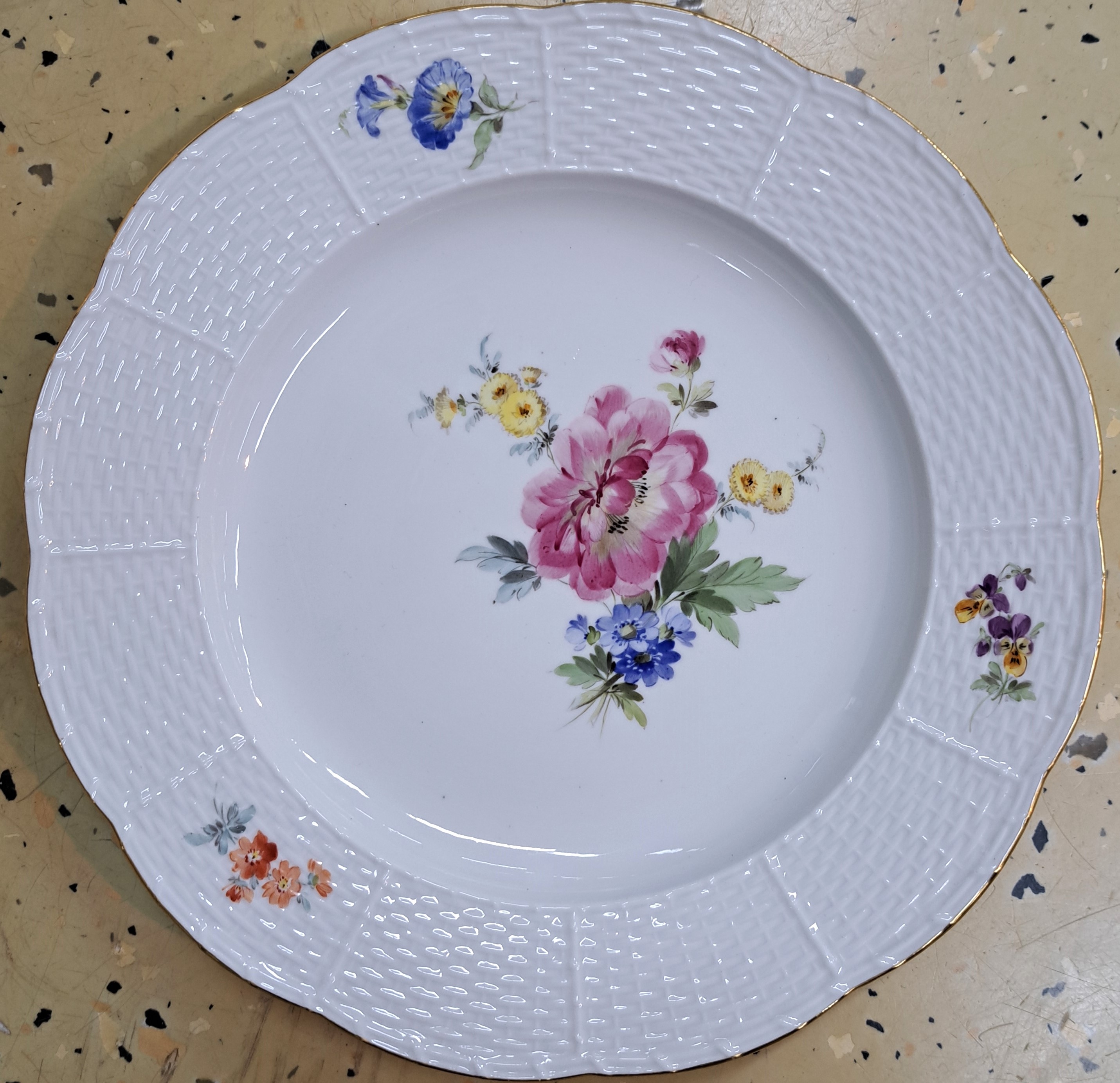 Detail d: 3 tiefe und 2 flache Teller, Meissen, um 1880-90, 1. Wahl, korbartig reliefierter Rand, feine bunte Blumenmalerei, D. ca. 25.5 bzw 23cm