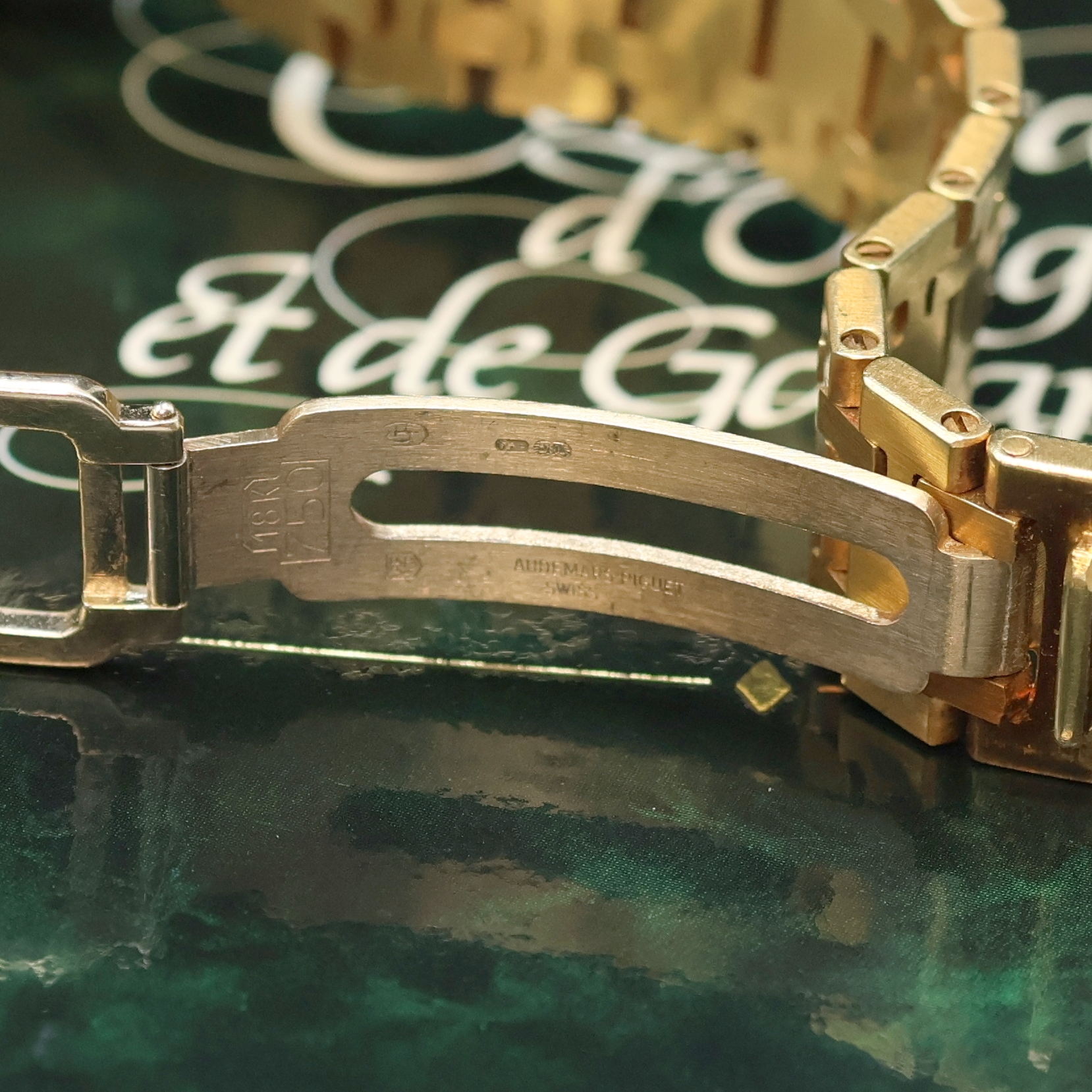 Detail e: AUDEMARS PIGUET ikonische Herrenarmbanduhr Serie Royal Oak in GG 750/000 Referenz 56175BA mit original Etui und Papieren, Design von Gerald Genta, ...