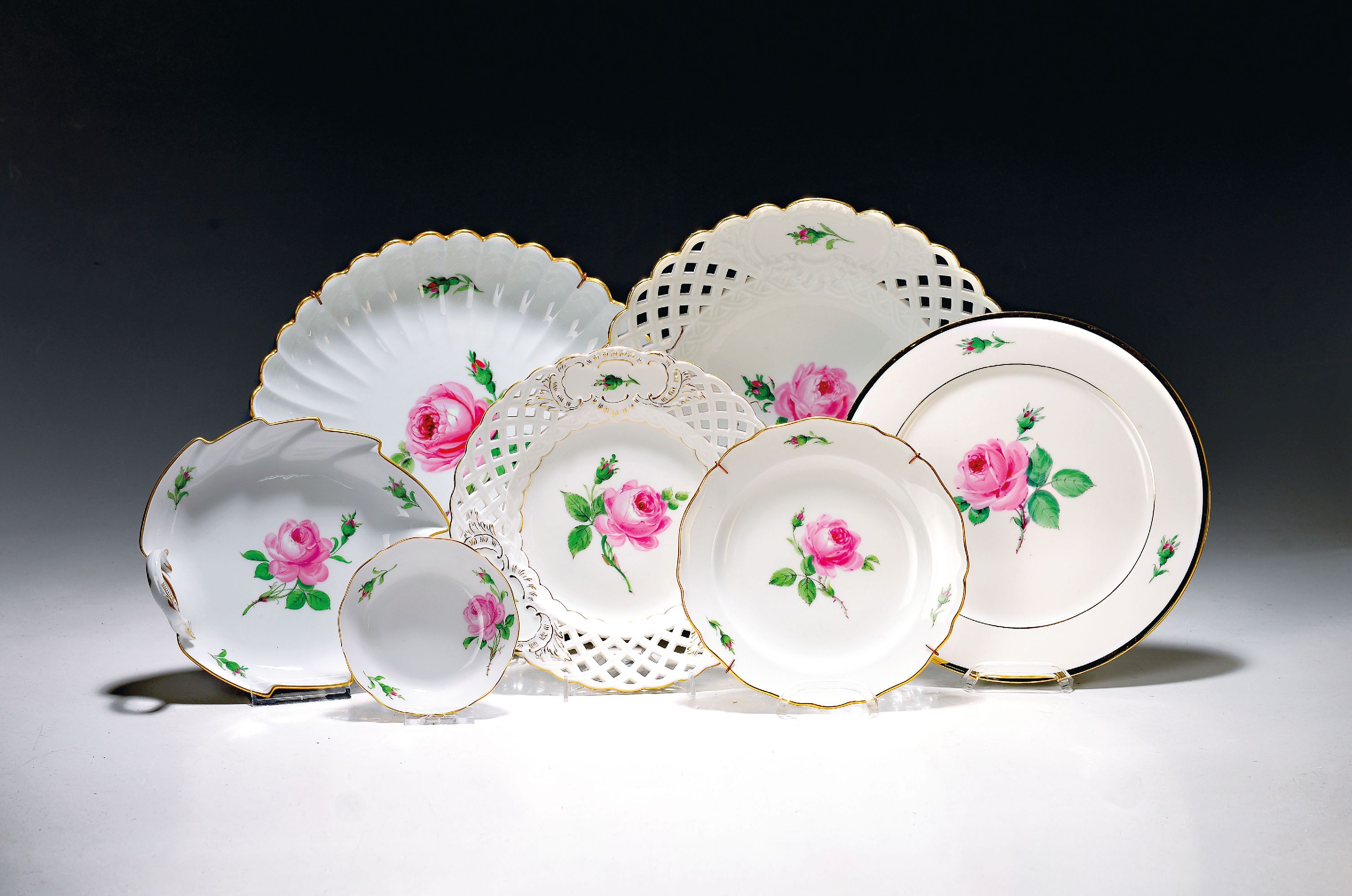 Image 27011708 - 18 Teile Porzellan, Meissen, Dekor Rote Rose, 1. und 2. Wahl, Porzellan, Goldrand, 3 ...