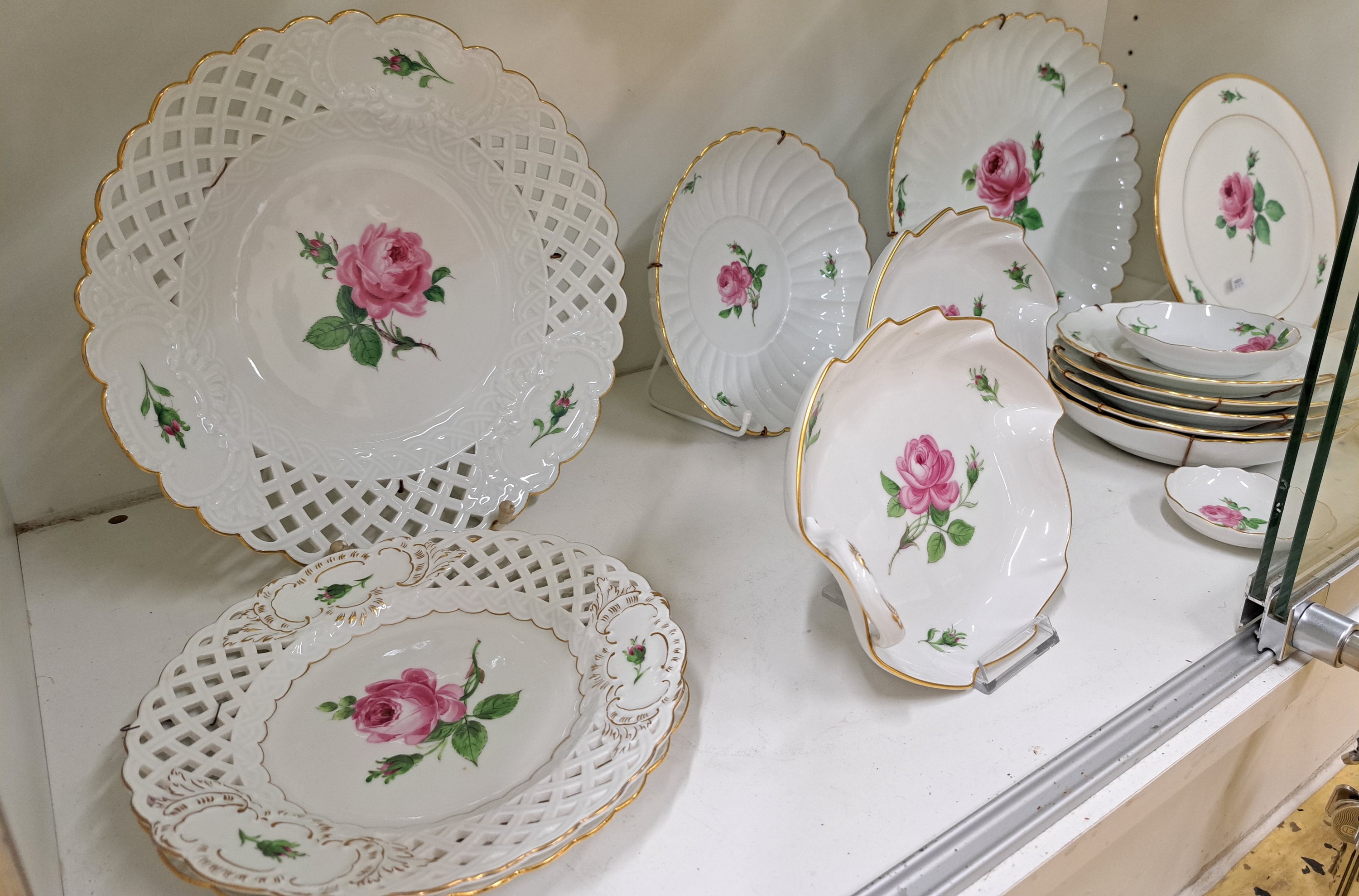 Detail a: 18 Teile Porzellan, Meissen, Dekor Rote Rose, 1. und 2. Wahl, Porzellan, Goldrand, 3 Teller in Durchbrucharbeit D. 28/2x 21 cm, 5 Teller D. 17,5 cm, ...