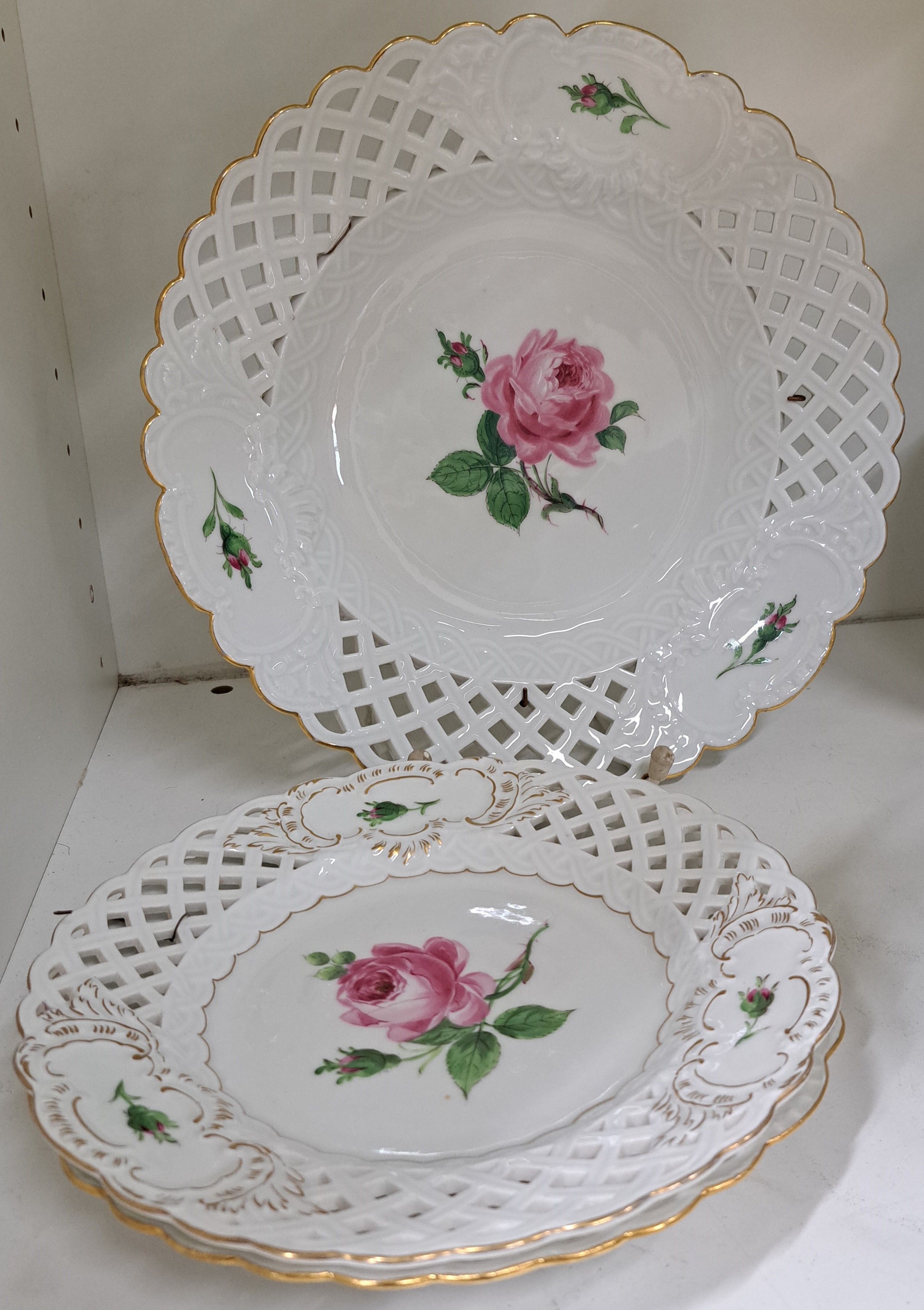 Detail b: 18 Teile Porzellan, Meissen, Dekor Rote Rose, 1. und 2. Wahl, Porzellan, Goldrand, 3 Teller in Durchbrucharbeit D. 28/2x 21 cm, 5 Teller D. 17,5 cm, ...