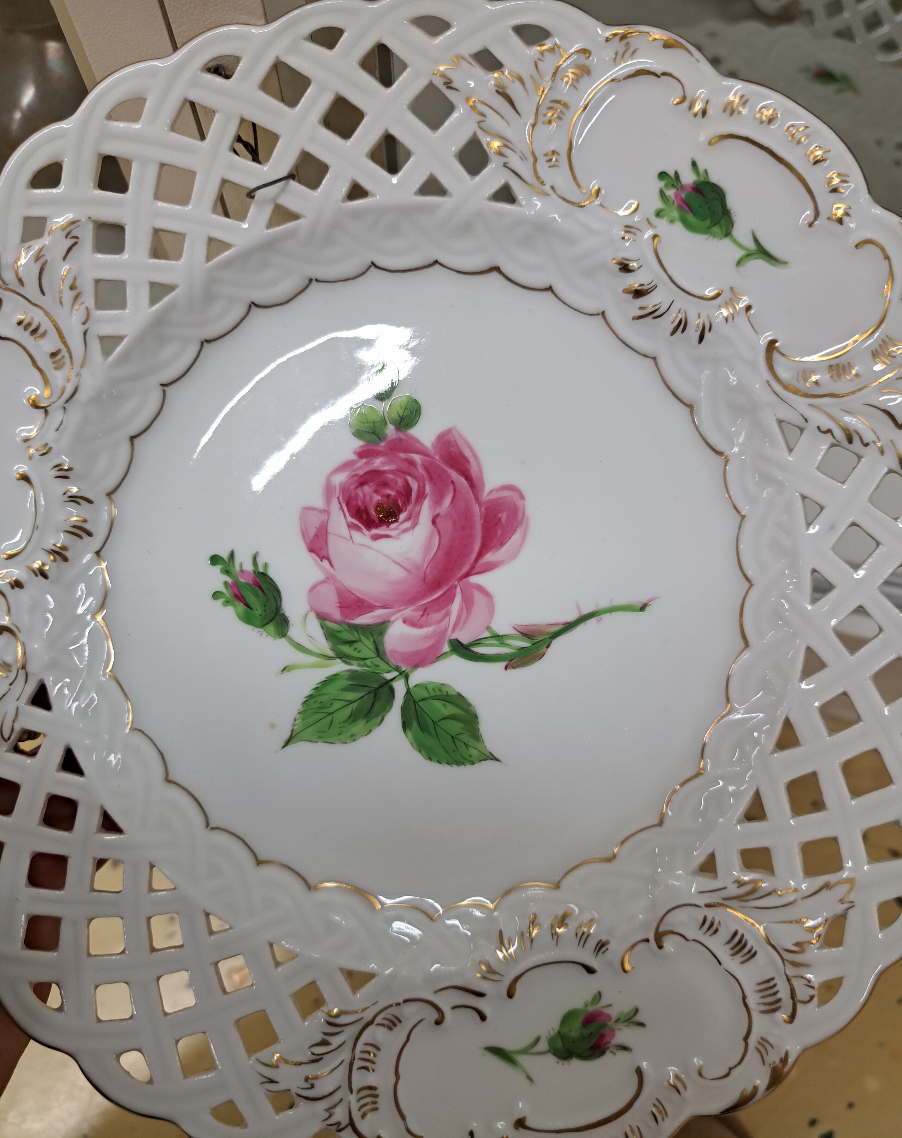 Detail c: 18 Teile Porzellan, Meissen, Dekor Rote Rose, 1. und 2. Wahl, Porzellan, Goldrand, 3 Teller in Durchbrucharbeit D. 28/2x 21 cm, 5 Teller D. 17,5 cm, ...
