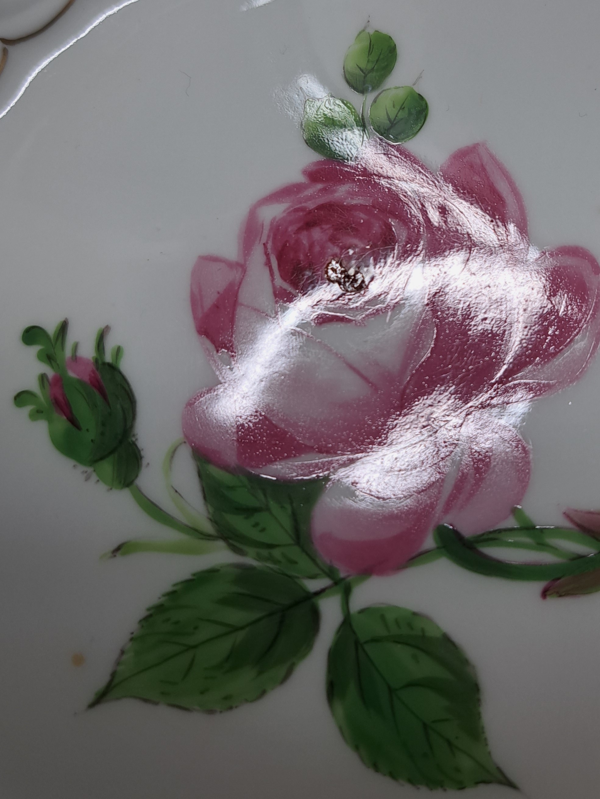 Detail d: 18 Teile Porzellan, Meissen, Dekor Rote Rose, 1. und 2. Wahl, Porzellan, Goldrand, 3 Teller in Durchbrucharbeit D. 28/2x 21 cm, 5 Teller D. 17,5 cm, ...