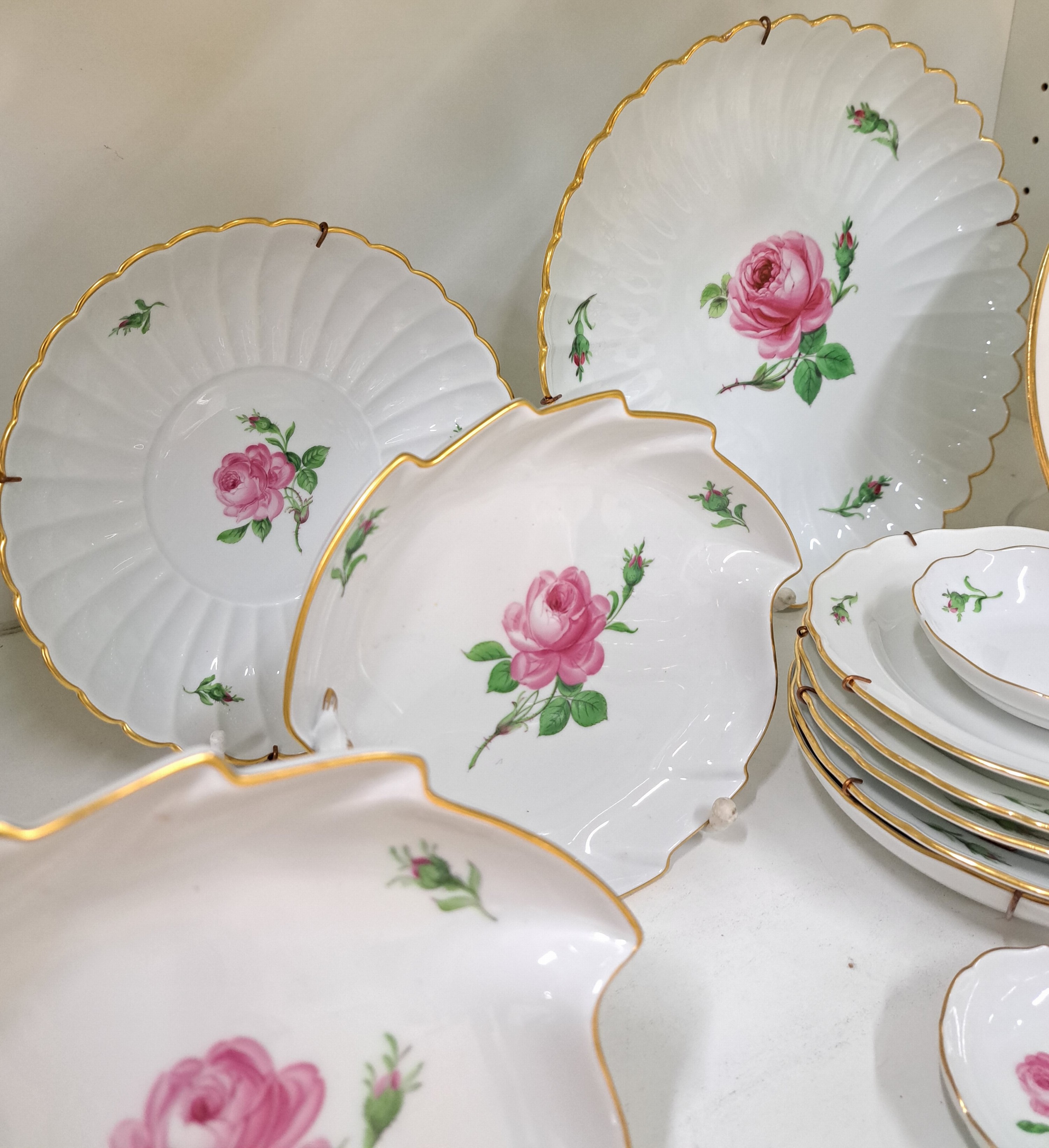 Detail e: 18 Teile Porzellan, Meissen, Dekor Rote Rose, 1. und 2. Wahl, Porzellan, Goldrand, 3 Teller in Durchbrucharbeit D. 28/2x 21 cm, 5 Teller D. 17,5 cm, ...