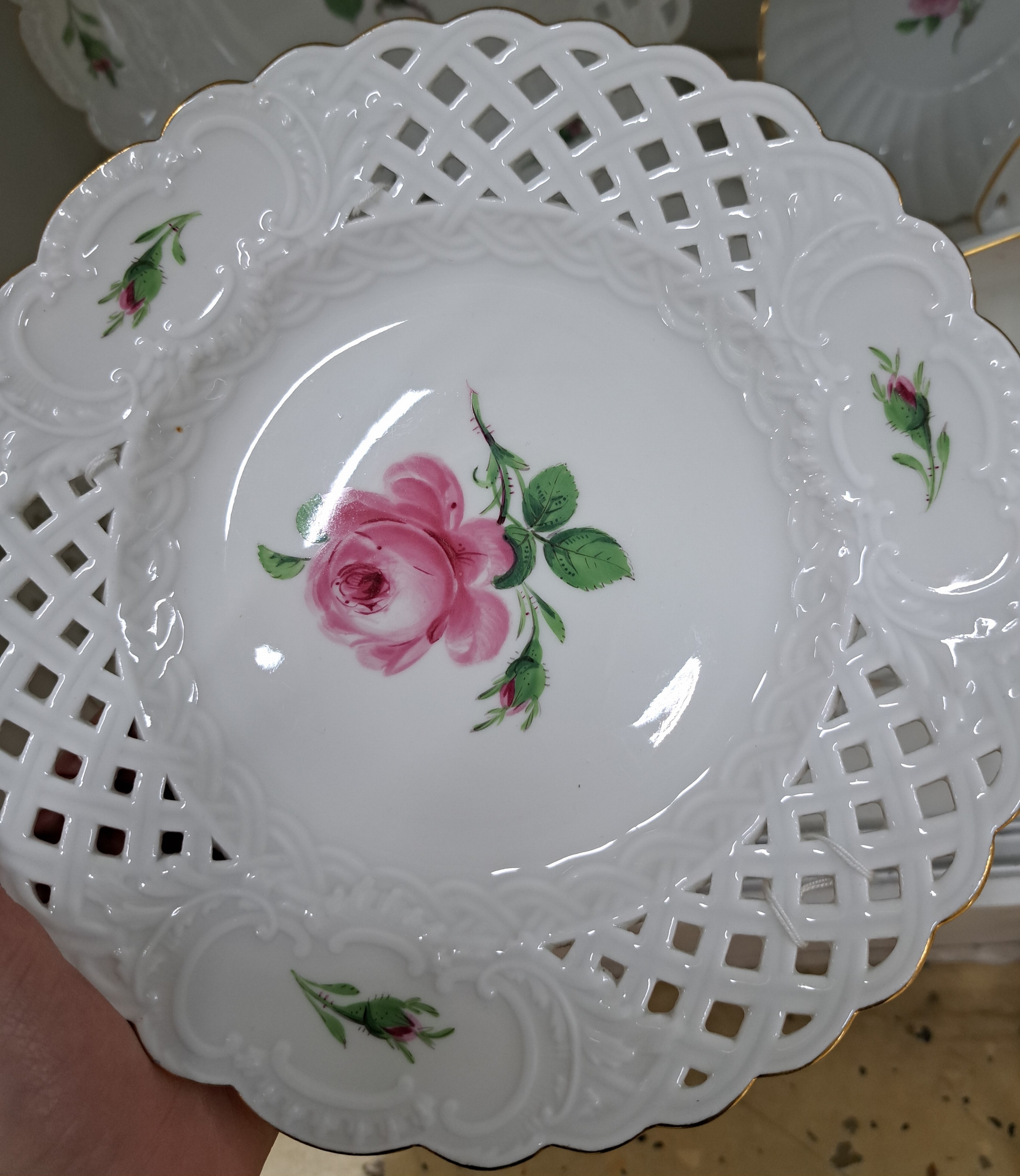 Detail f: 18 Teile Porzellan, Meissen, Dekor Rote Rose, 1. und 2. Wahl, Porzellan, Goldrand, 3 Teller in Durchbrucharbeit D. 28/2x 21 cm, 5 Teller D. 17,5 cm, ...