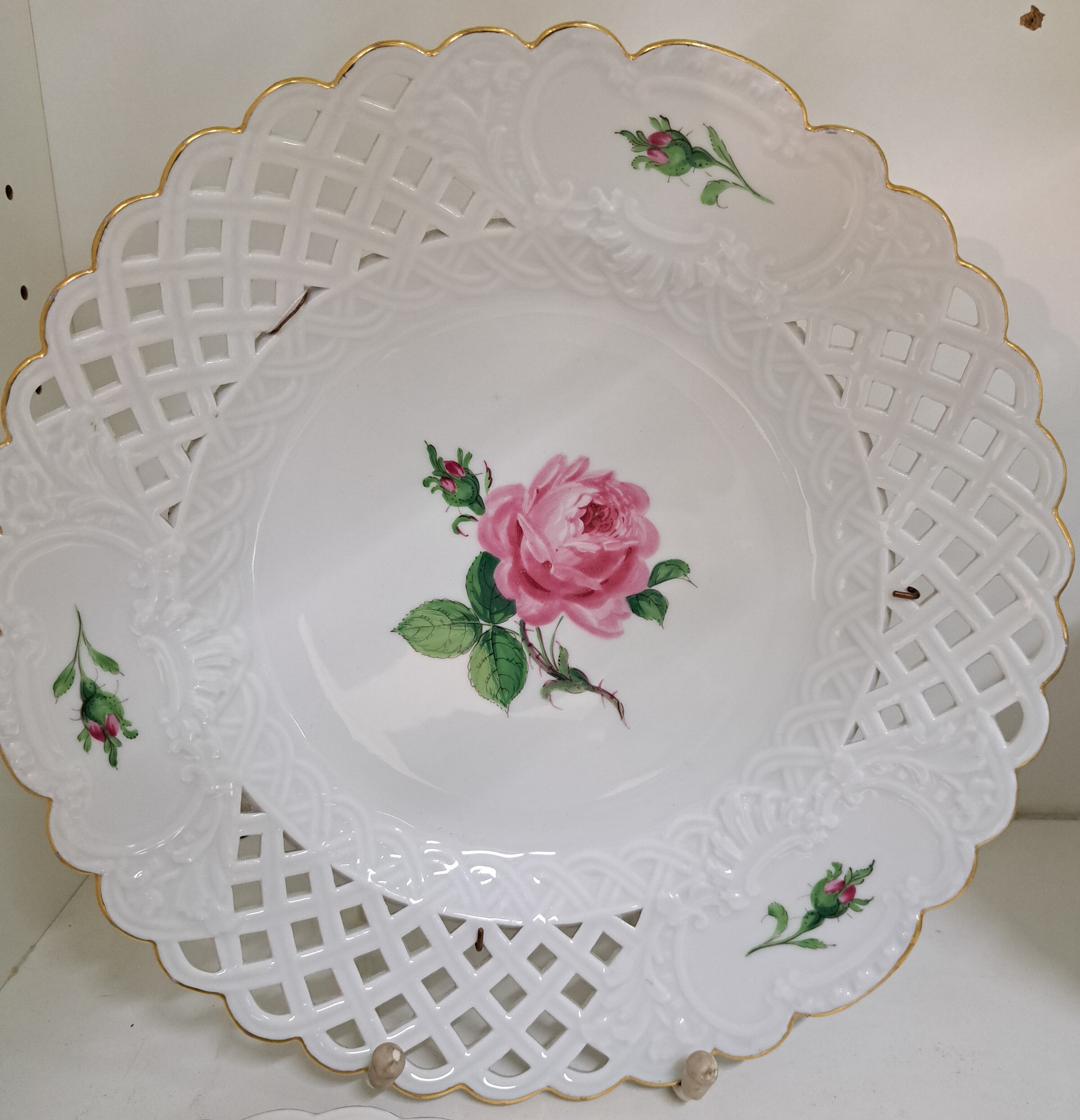 Detail h: 18 Teile Porzellan, Meissen, Dekor Rote Rose, 1. und 2. Wahl, Porzellan, Goldrand, 3 Teller in Durchbrucharbeit D. 28/2x 21 cm, 5 Teller D. 17,5 cm, ...