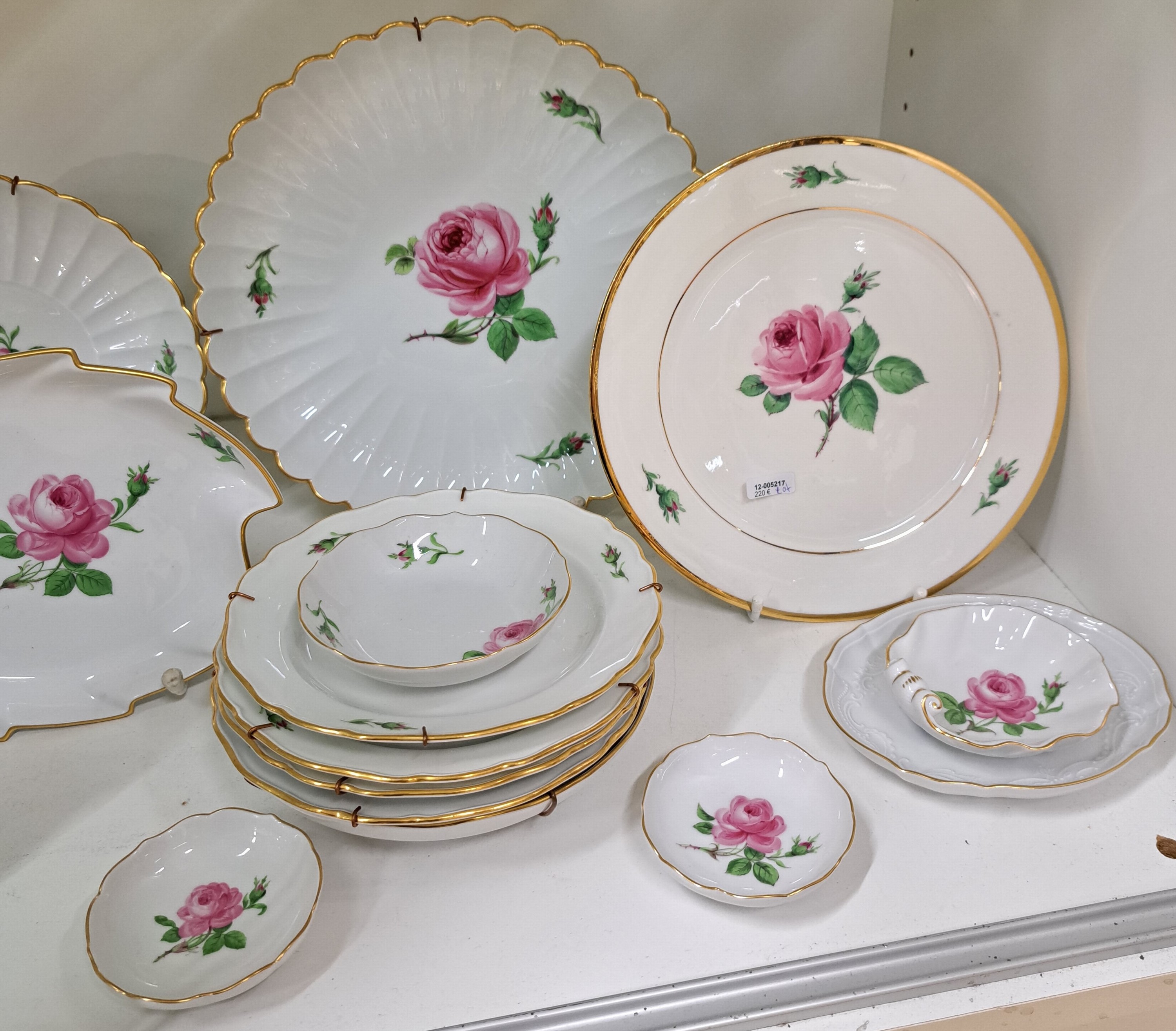 Detail j: 18 Teile Porzellan, Meissen, Dekor Rote Rose, 1. und 2. Wahl, Porzellan, Goldrand, 3 Teller in Durchbrucharbeit D. 28/2x 21 cm, 5 Teller D. 17,5 cm, ...