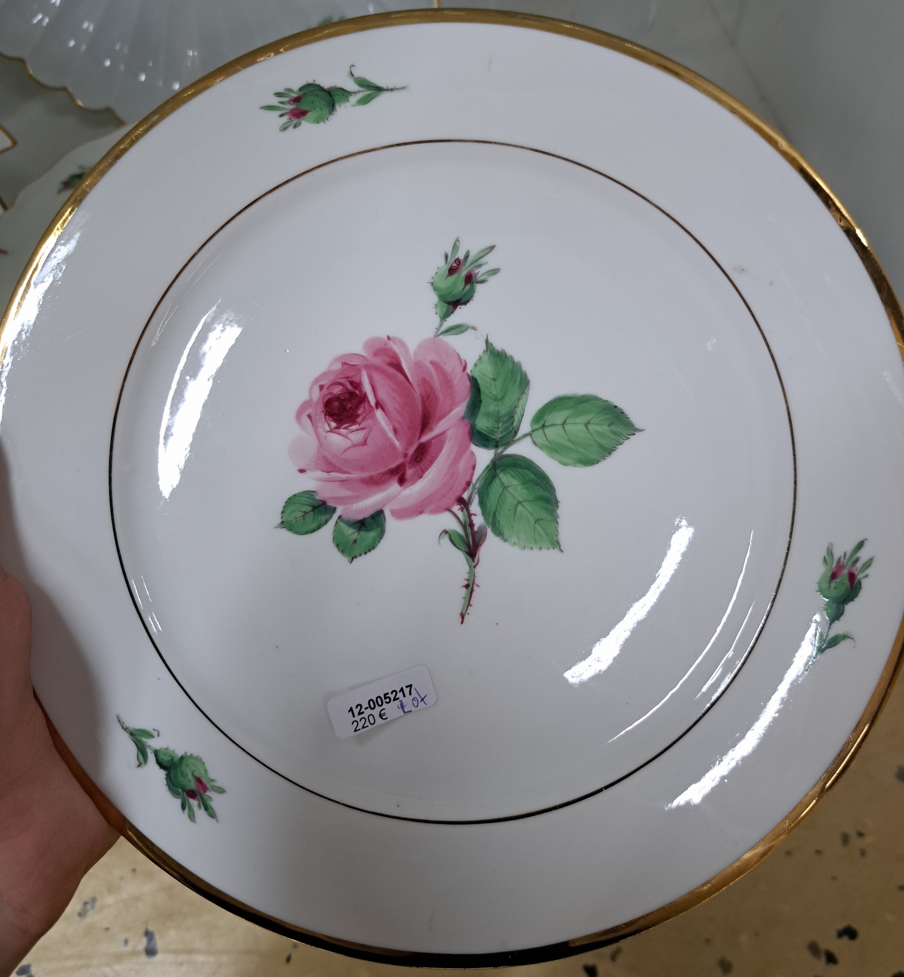 Detail k: 18 Teile Porzellan, Meissen, Dekor Rote Rose, 1. und 2. Wahl, Porzellan, Goldrand, 3 Teller in Durchbrucharbeit D. 28/2x 21 cm, 5 Teller D. 17,5 cm, ...