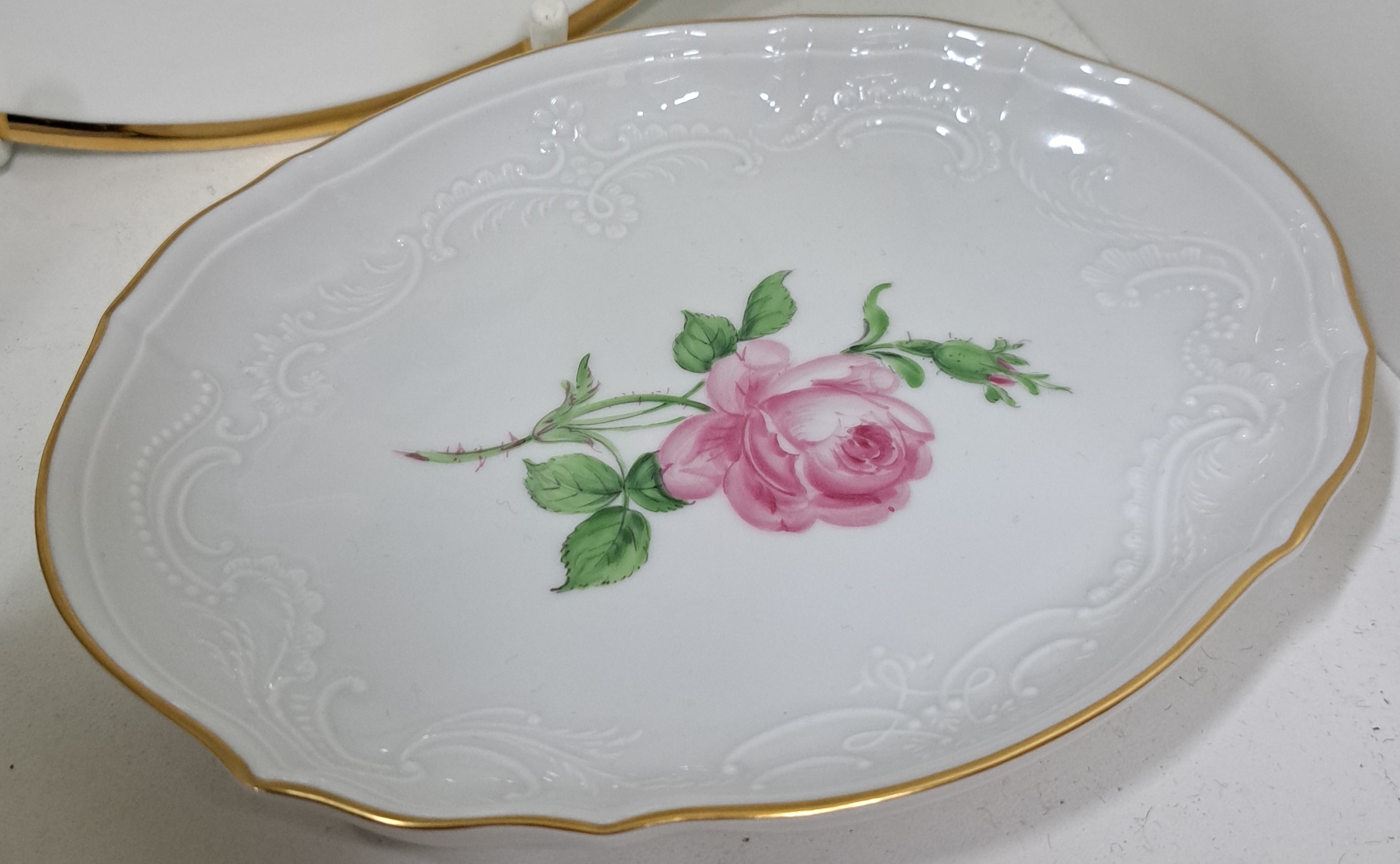 Detail m: 18 Teile Porzellan, Meissen, Dekor Rote Rose, 1. und 2. Wahl, Porzellan, Goldrand, 3 Teller in Durchbrucharbeit D. 28/2x 21 cm, 5 Teller D. 17,5 cm, ...