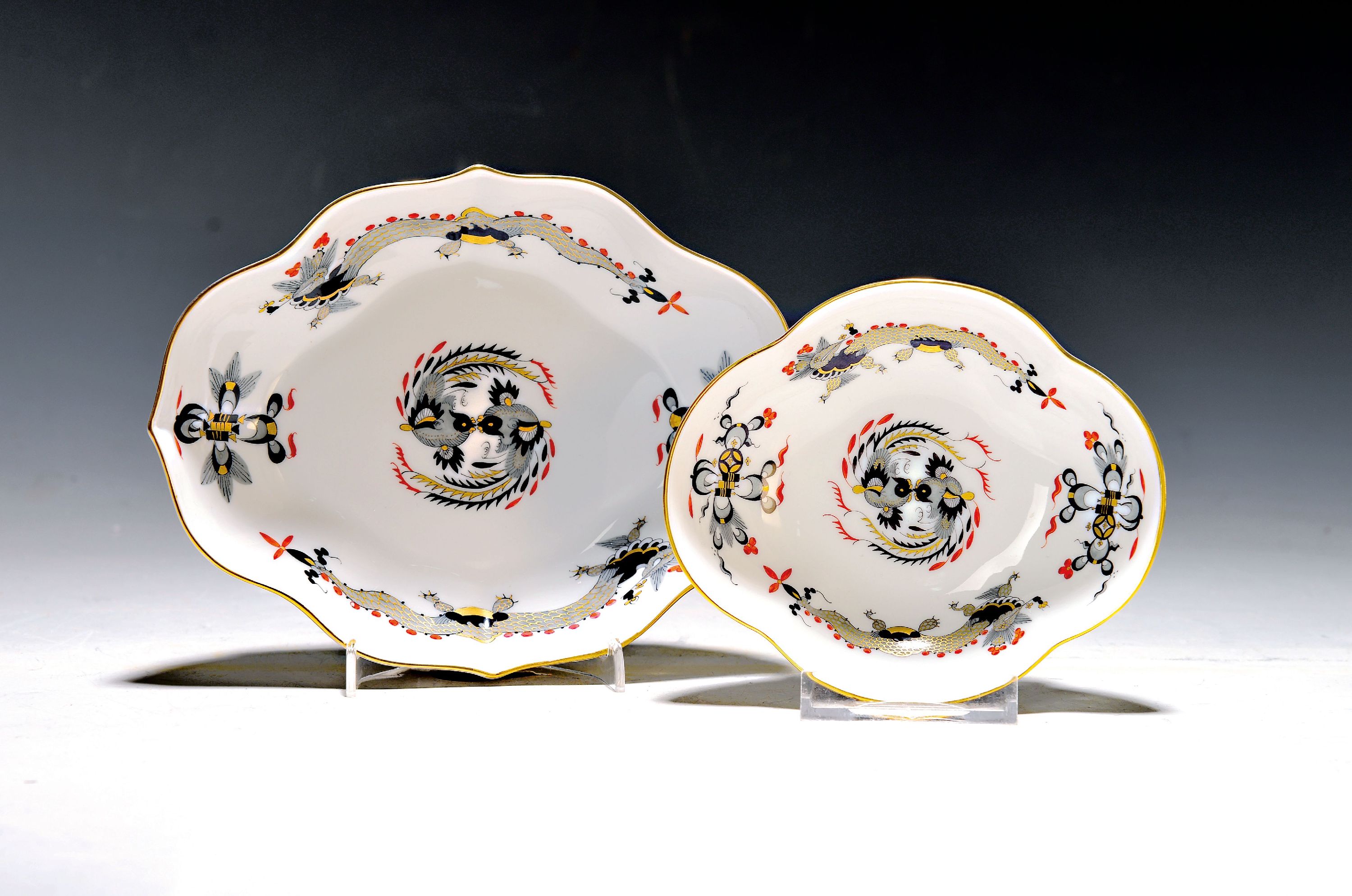 2 Vierpassschalen, Meissen, 20. Jh., Dekor schwarzer Hofdrache goldschattiert, 1x 2. Wahl, ca. 3.5x14x12cm; 1x 1.Wahl, ca. 3.5x19x 15cm