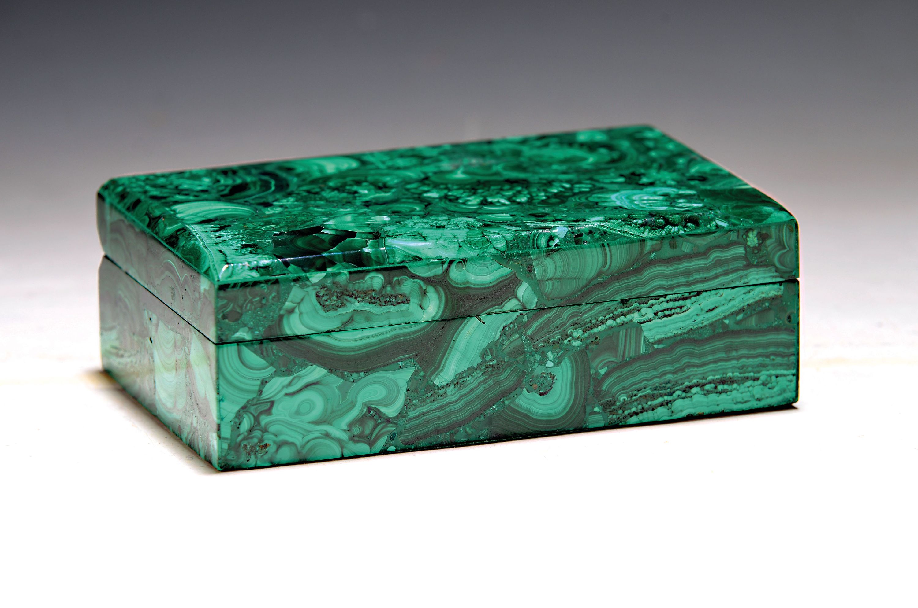Image 27011716 - Deckeldose aus Malachit, neuzeitlich, ca. 5x15x10cm, Wandstärke ca. 0.5cm