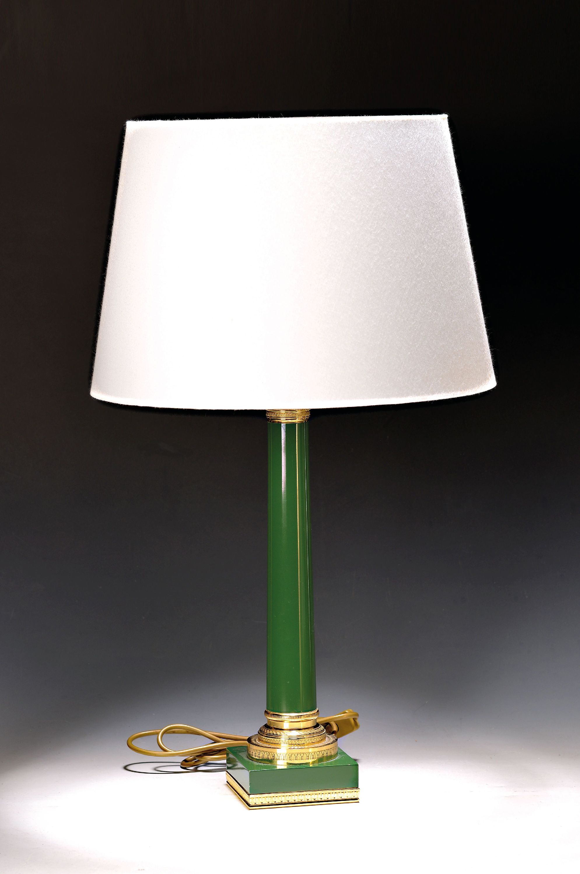 Image 27011717 - Tischlampe im Empirestil, neuzeitlich, Messingfuß partiell grün lackiert, Stoffschirm, ...