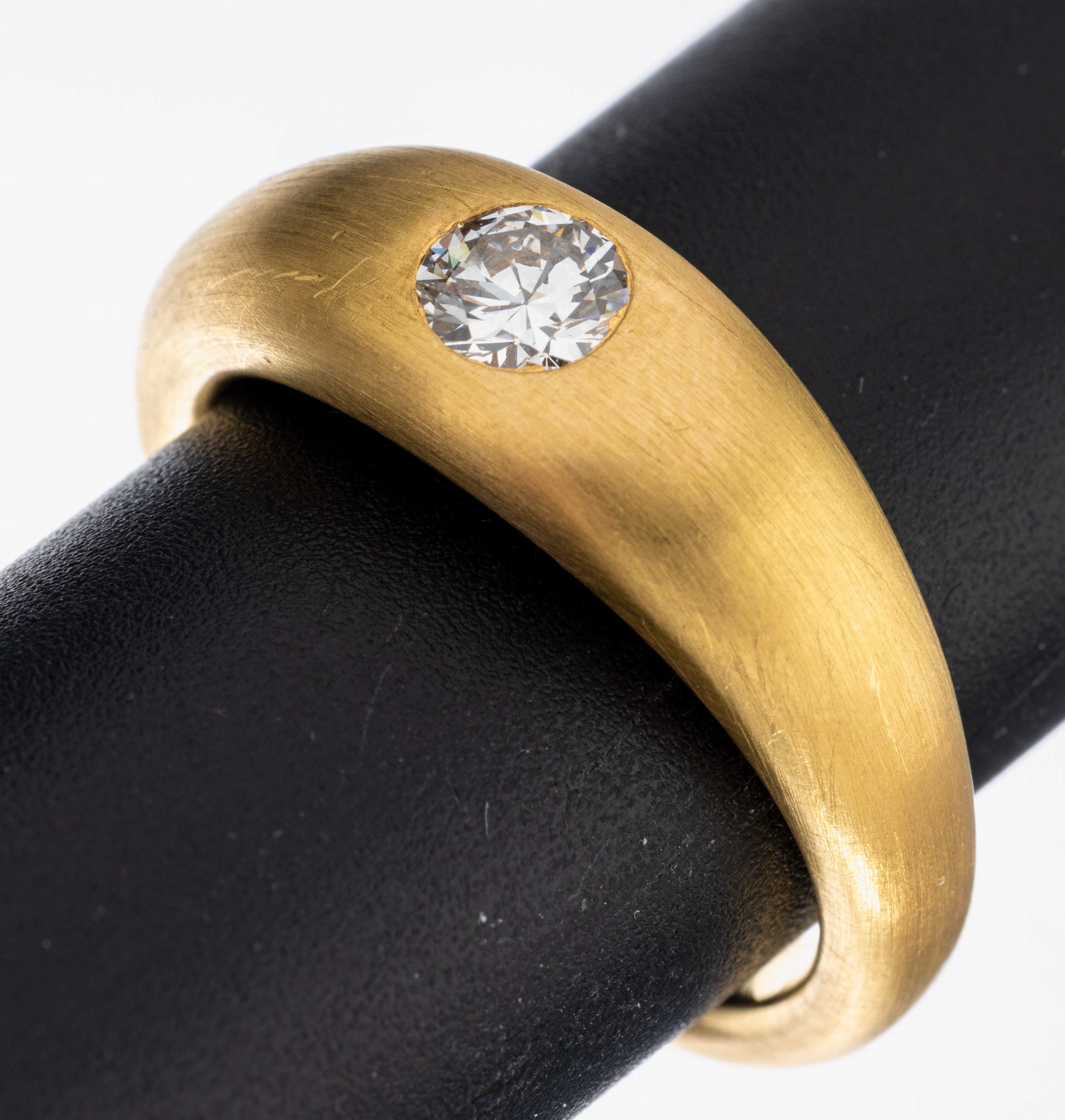 18 kt Gold Diamant-Bandring, GG 750/000, mittig mit einem Diamanten im modifizierten Brillantschliff ca. 0.50 ct feines Weiß- Weiß/vs, fein ...