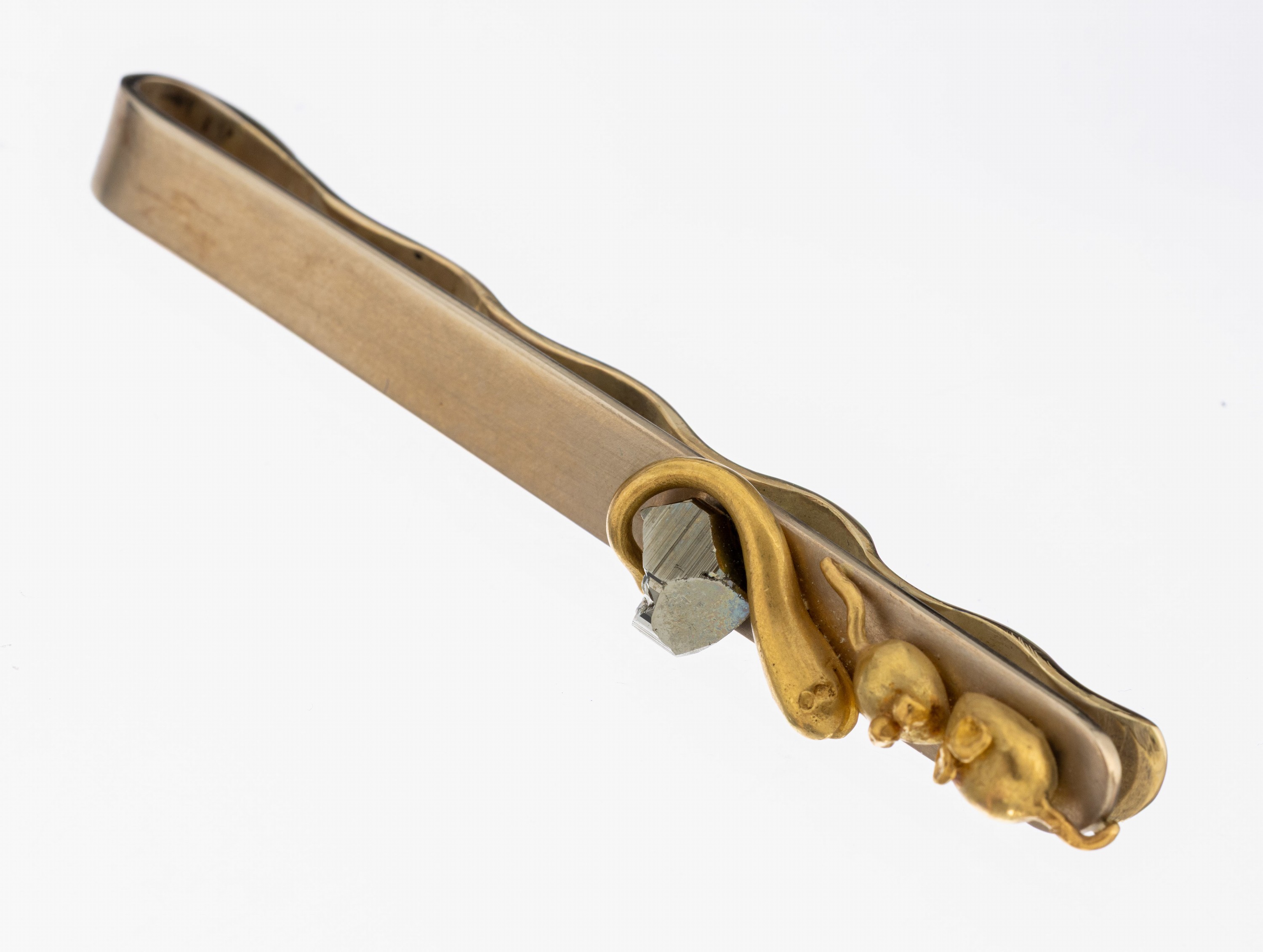 18 kt Gold Pyrit-Krawattennadel, GG 750/000gepr., mit 2 aufgelegten Mäusen und einer Schlange, mit facett. Pyrit, L. ca. 6.5 cm, rs. EM unged., ca. ...