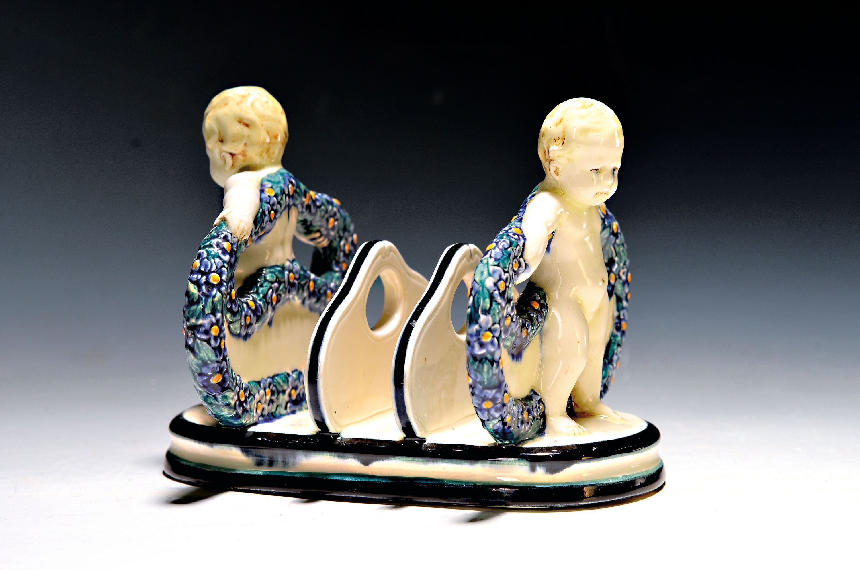 Image 27011759 - Serviettenhalter, Karlsruher Majolika, Entwurf Wilhelm Süs, zwei Amoretten mit ...