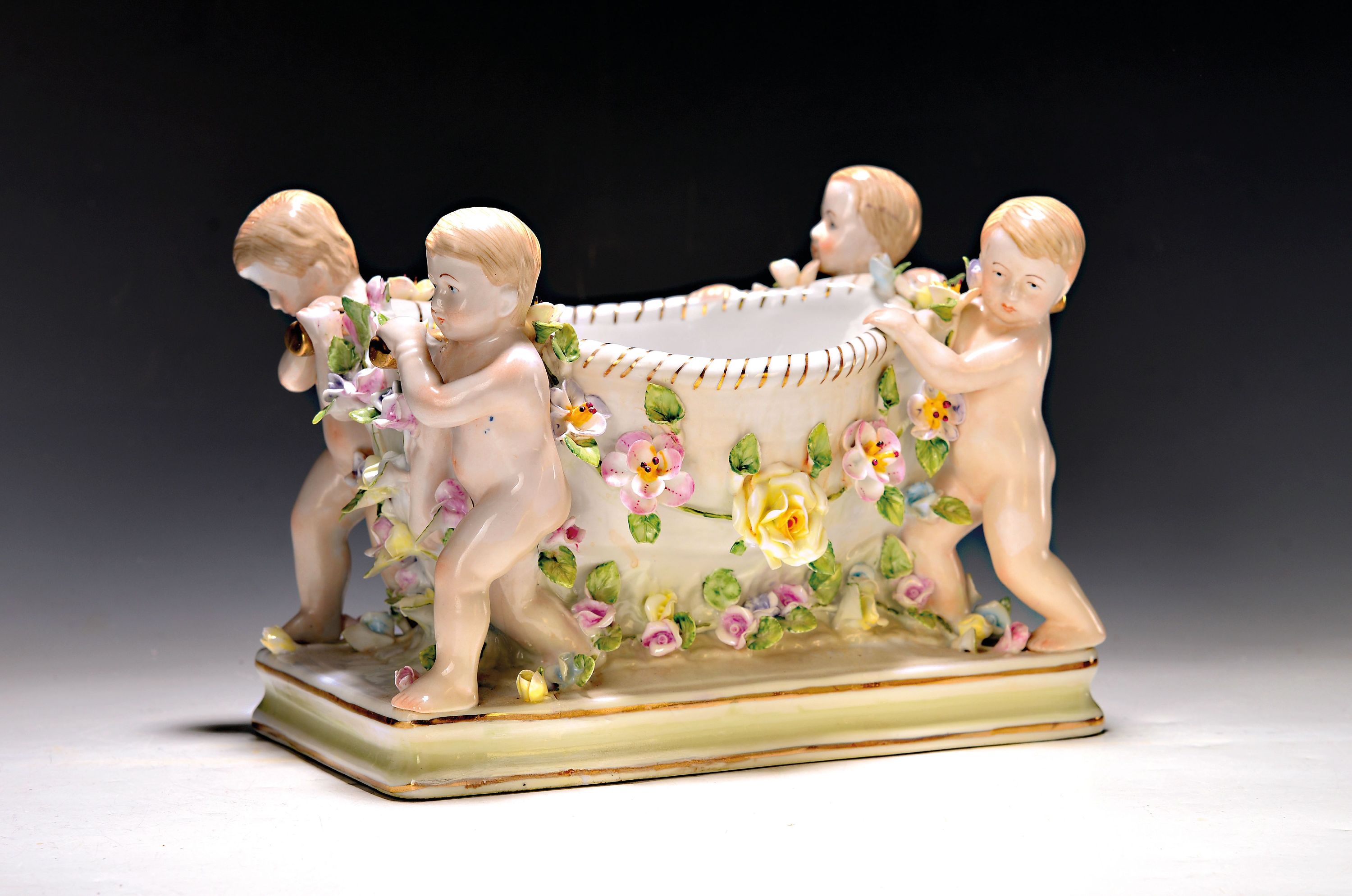 Image 27011761 - Schale, Volkstedt, 20. Jh., vier Amoretten tragen einen Korb, mit vollplastischen ...