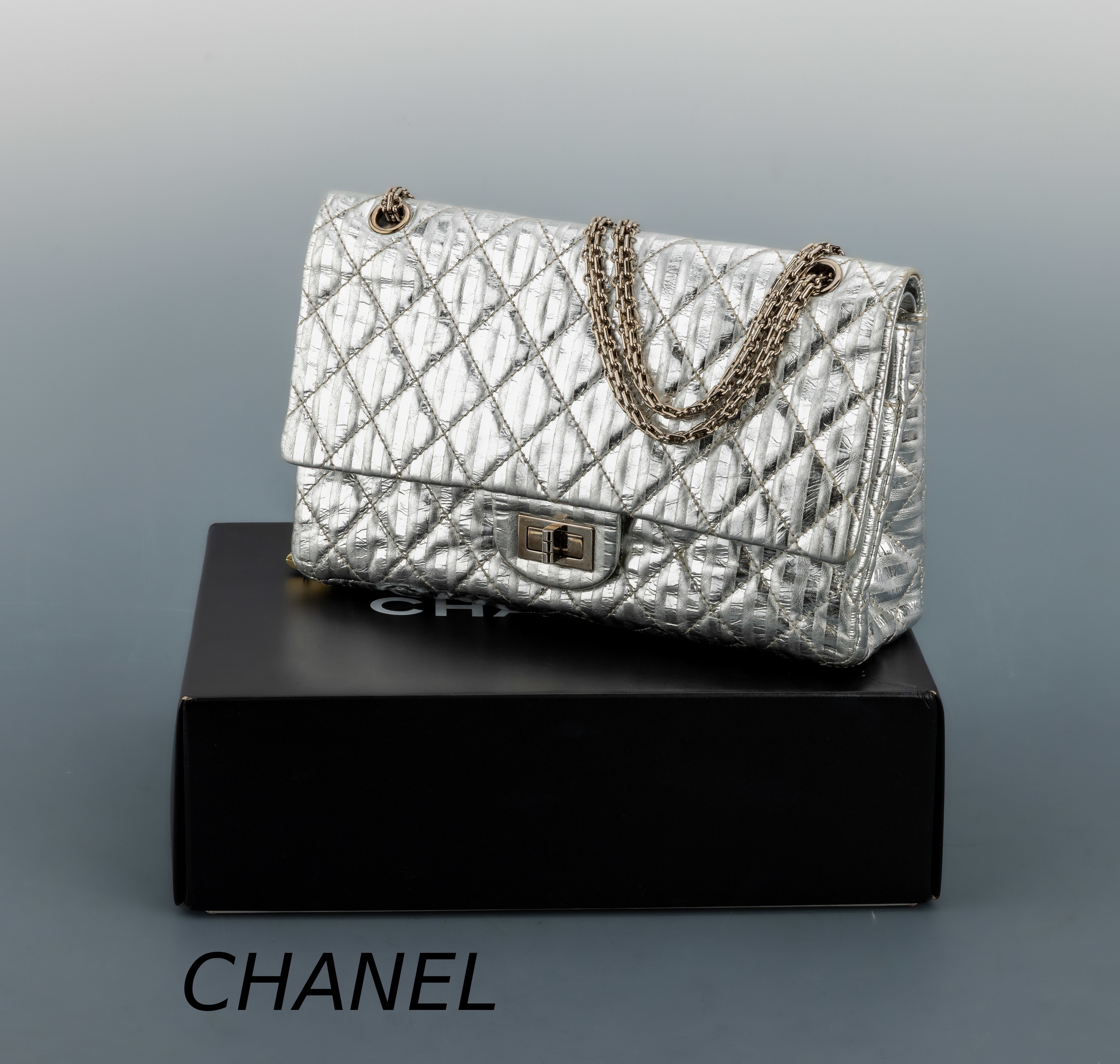 Image 27011772 - CHANEL Handtasche 2.55, JUMBO, Silber, feines Leder mit Streifen und charakteristischem ...