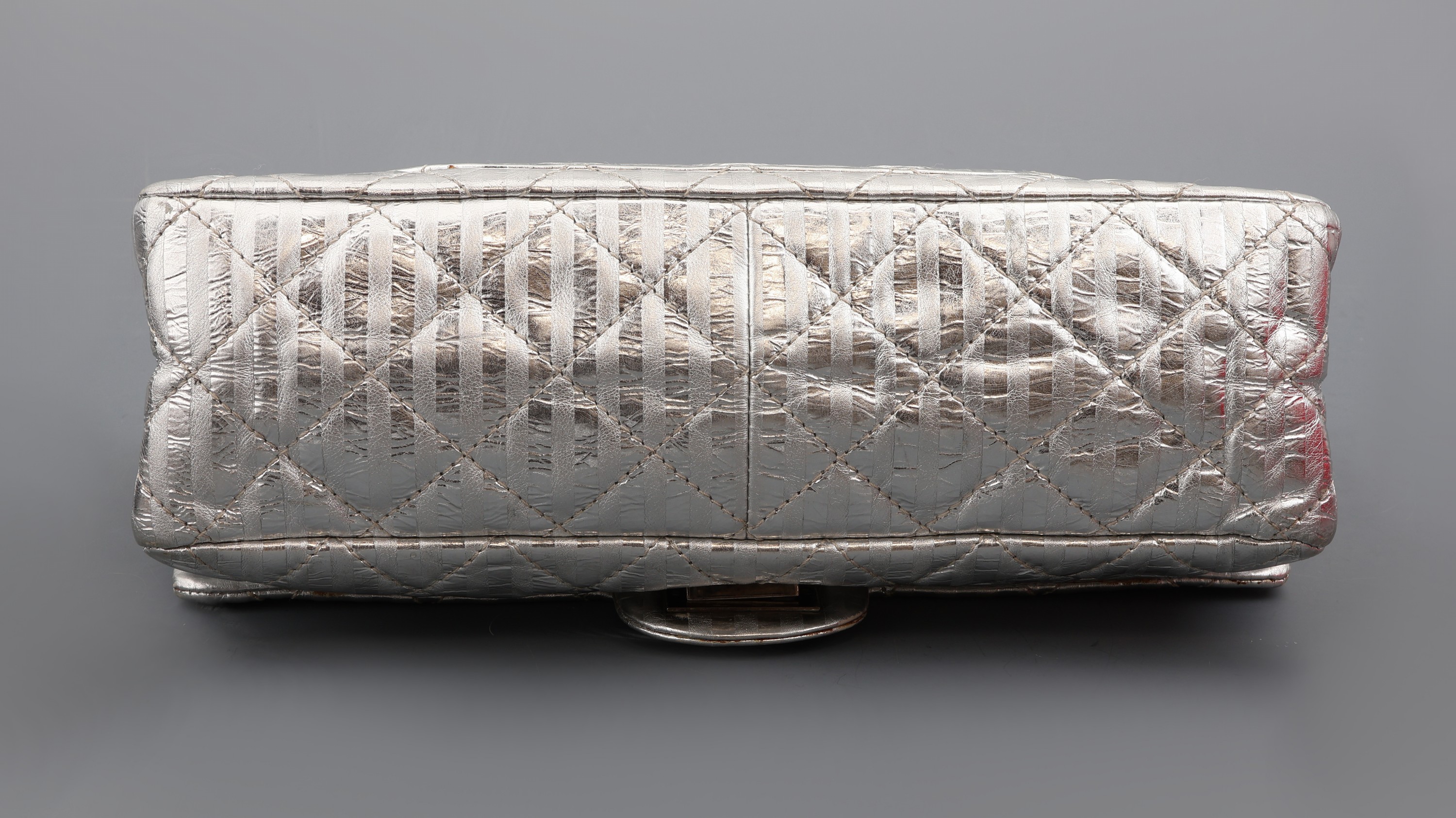Detail a: CHANEL Handtasche 2.55, JUMBO, Silber, feines Leder mit Streifen und charakteristischem Steppmuster, Hardware Gunmetal, sehr gute Erhaltung, orig. ...