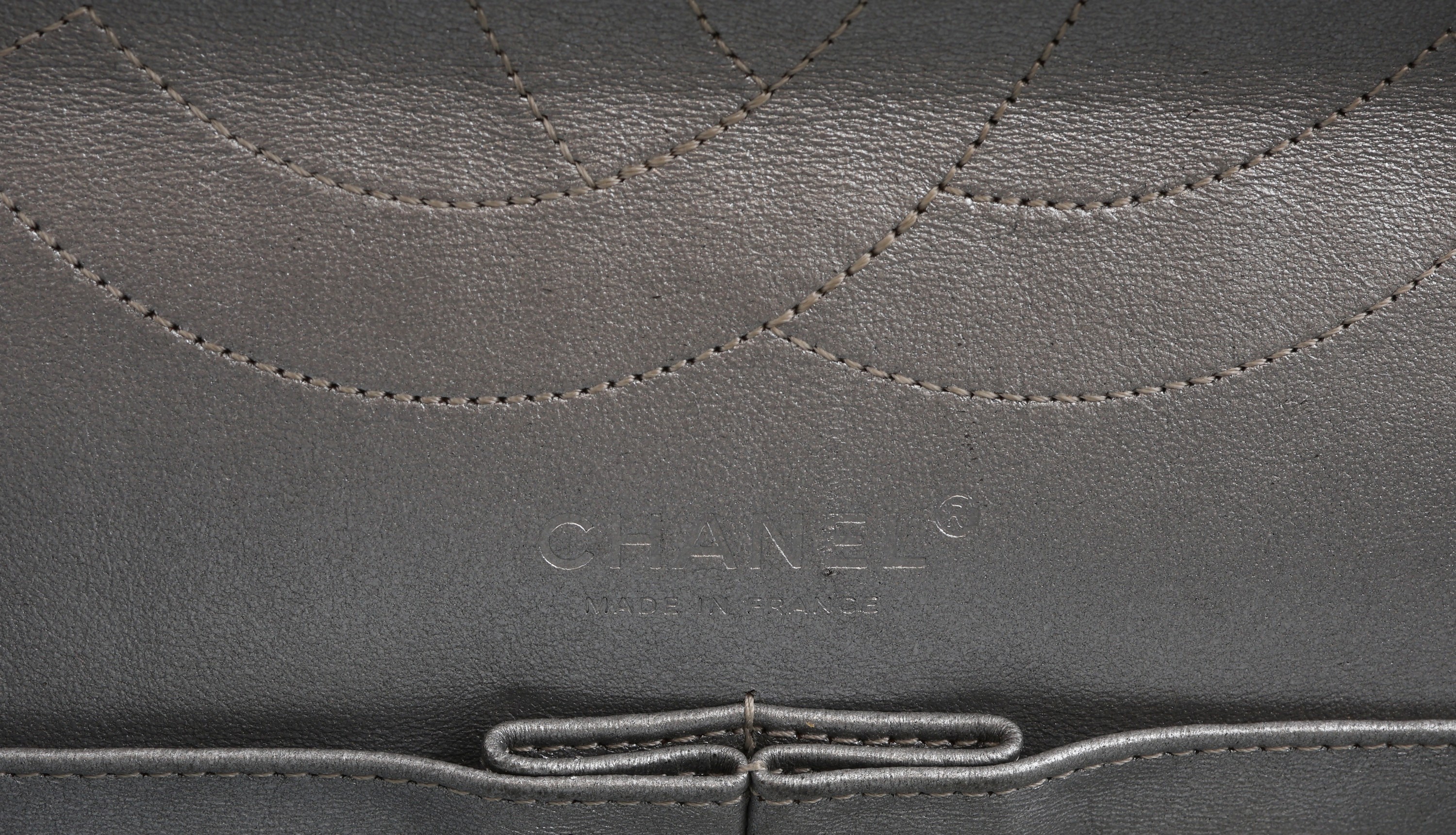Detail d: CHANEL Handtasche 2.55, JUMBO, Silber, feines Leder mit Streifen und charakteristischem Steppmuster, Hardware Gunmetal, sehr gute Erhaltung, orig. ...