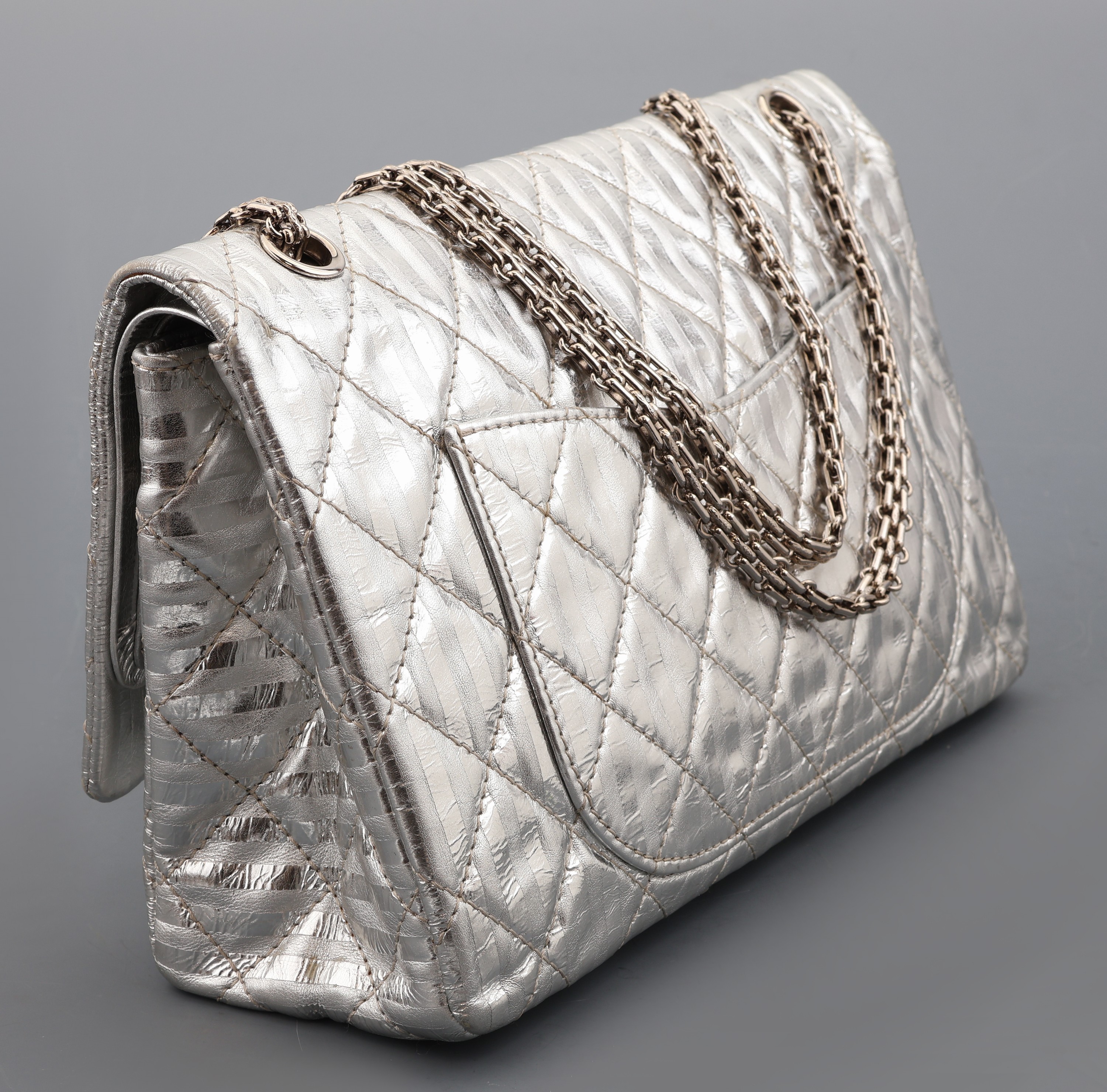 Detail e: CHANEL Handtasche 2.55, JUMBO, Silber, feines Leder mit Streifen und charakteristischem Steppmuster, Hardware Gunmetal, sehr gute Erhaltung, orig. ...