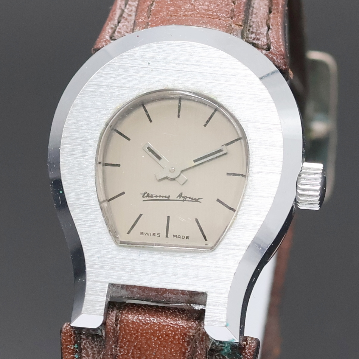 Detail a: ETIENNE AIGNER Damenarmbanduhr, Schweiz um 1980, Handaufzug, verchr. Geh. im Aigner Logo, Edelstahlboden aufgedr., orig. Lederband m. orig. ...