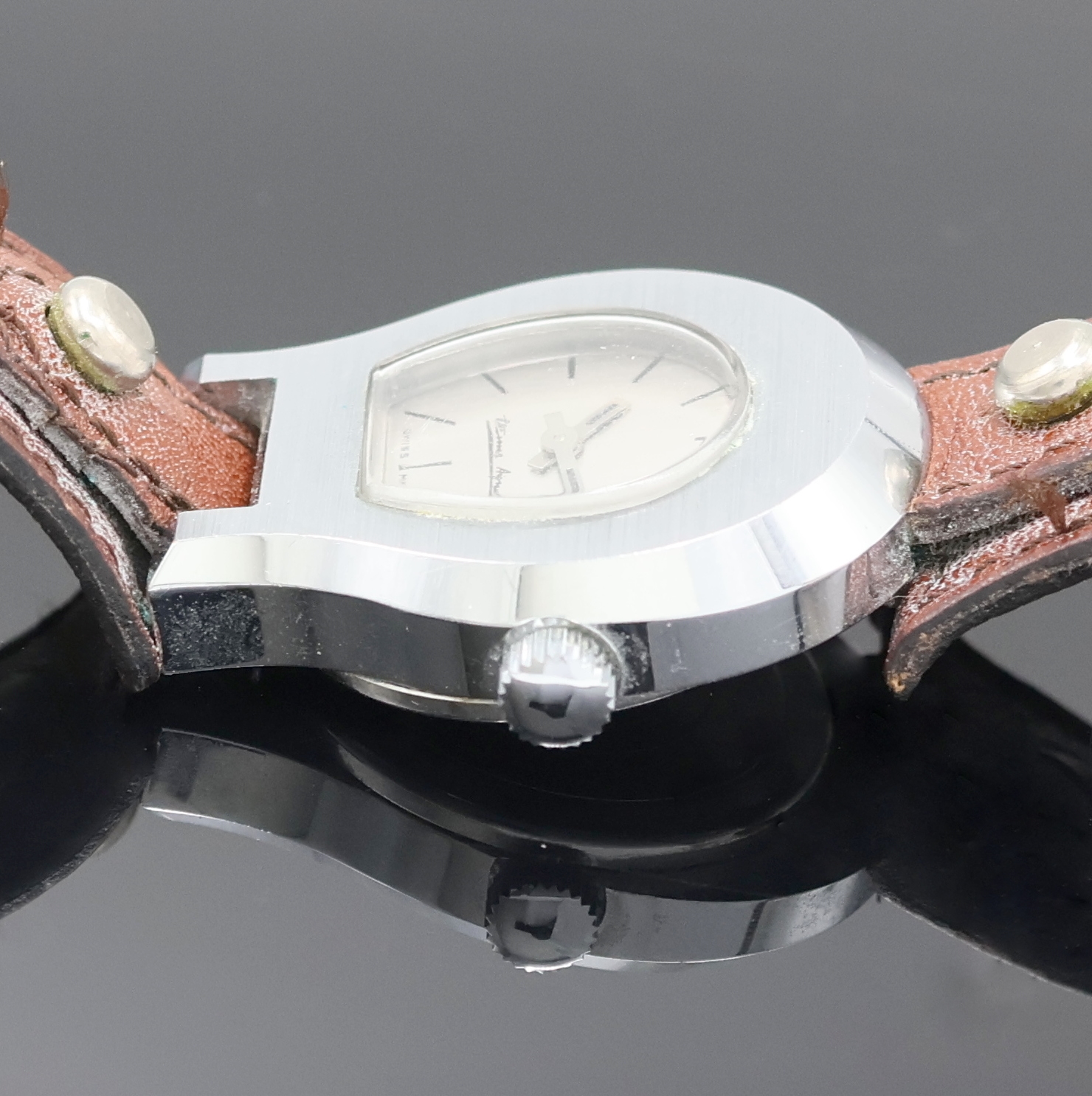 Detail d: ETIENNE AIGNER Damenarmbanduhr, Schweiz um 1980, Handaufzug, verchr. Geh. im Aigner Logo, Edelstahlboden aufgedr., orig. Lederband m. orig. ...