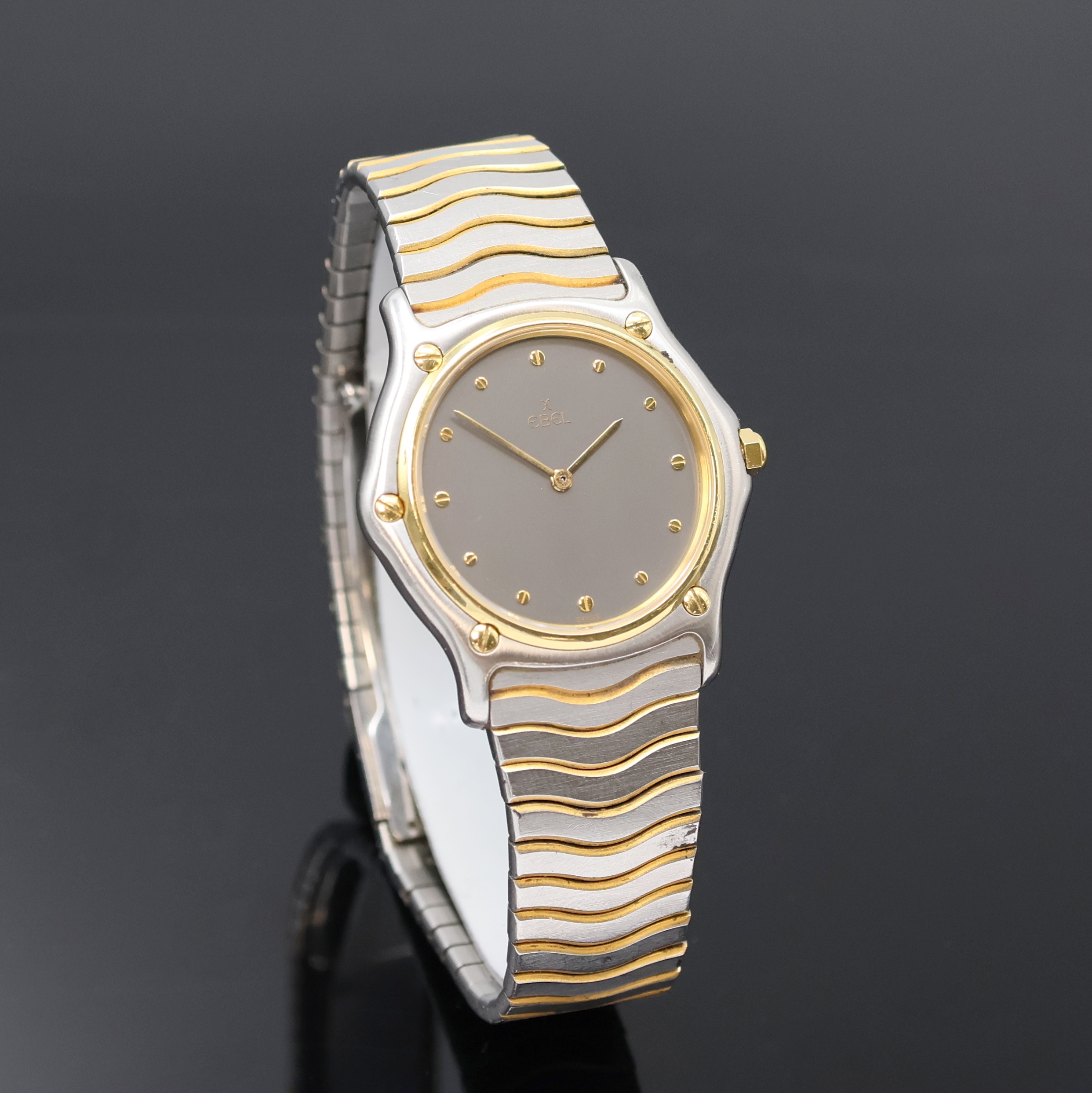 Detail b: EBEL Damenarmbanduhr Classic Wave Referenz 181909, Schweiz um 1980, quarz, Stahl/Gold kombiniert inkl. Wellengliederband m. Faltschl., Lünette gegen ...