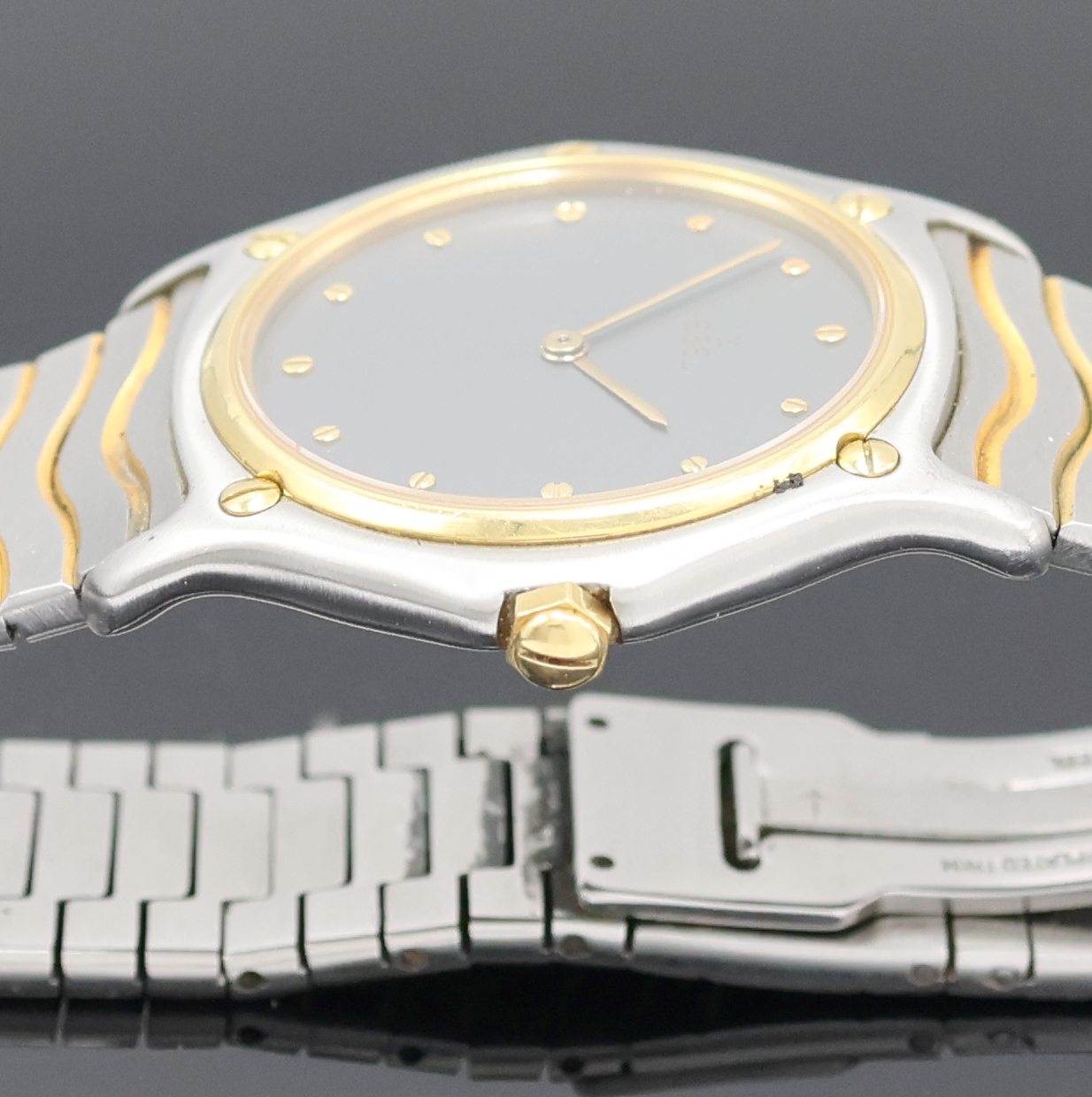 Detail d: EBEL Damenarmbanduhr Classic Wave Referenz 181909, Schweiz um 1980, quarz, Stahl/Gold kombiniert inkl. Wellengliederband m. Faltschl., Lünette gegen ...