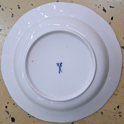 27011703c - 3 tiefe und 2 flache Teller, Meissen, um 1880-90, 1. Wahl, korbartig reliefierter Rand, ...